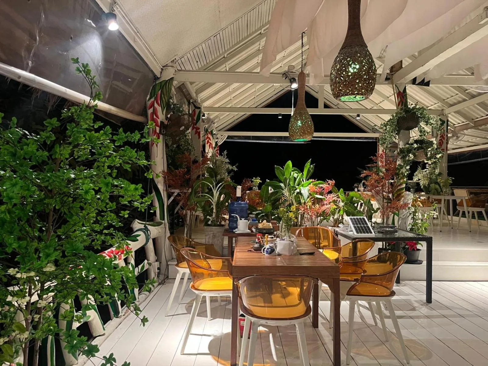 Restaurant/places to eat in Tantawan sea view residence 山海居