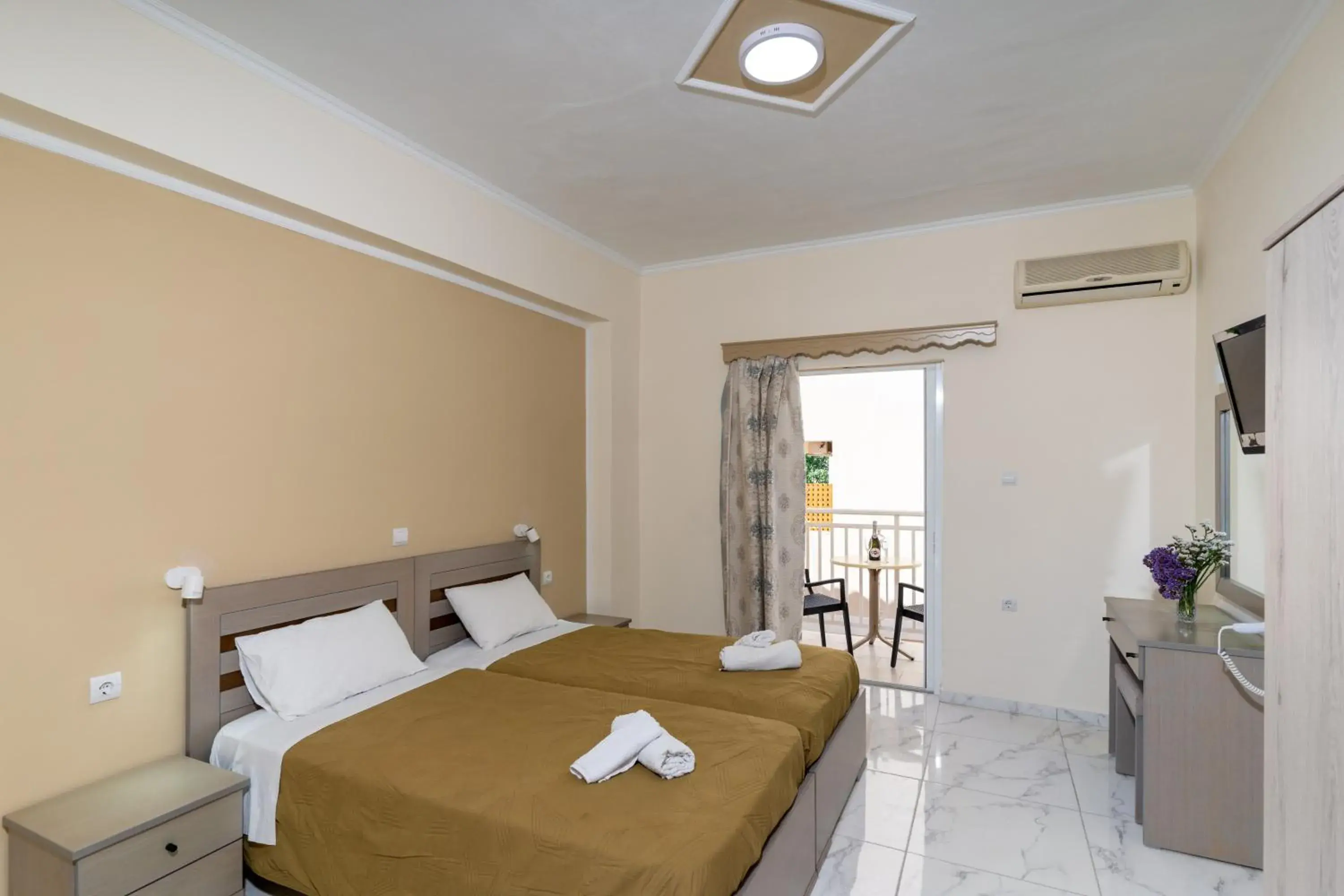 Economy Twin Room in PAHNIS studios Economy Twin Room in PAHNIS studios