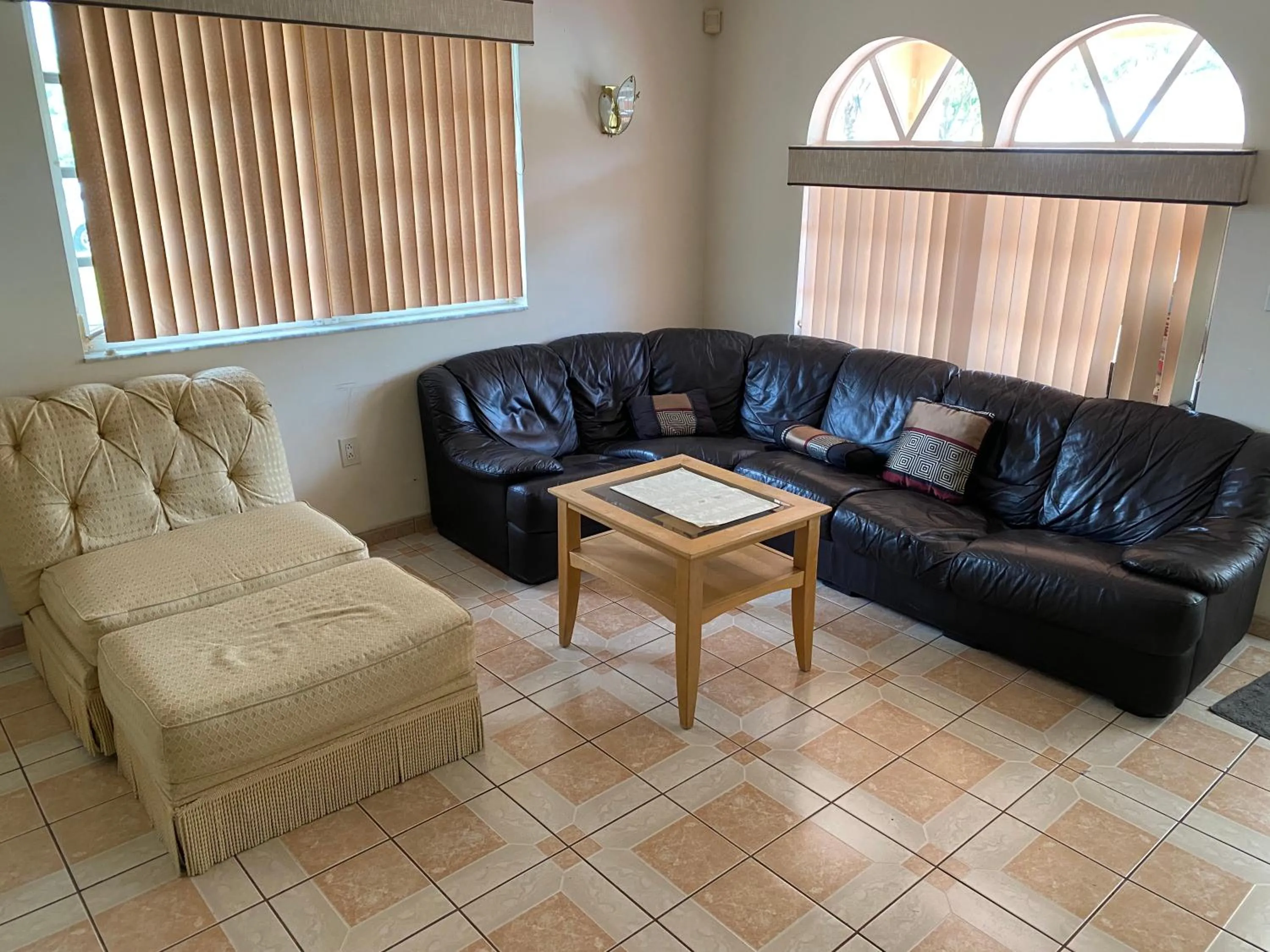 Private Cubicle - Single Bed - Mixed Shared Dorm - MIAMI AIRPORT
