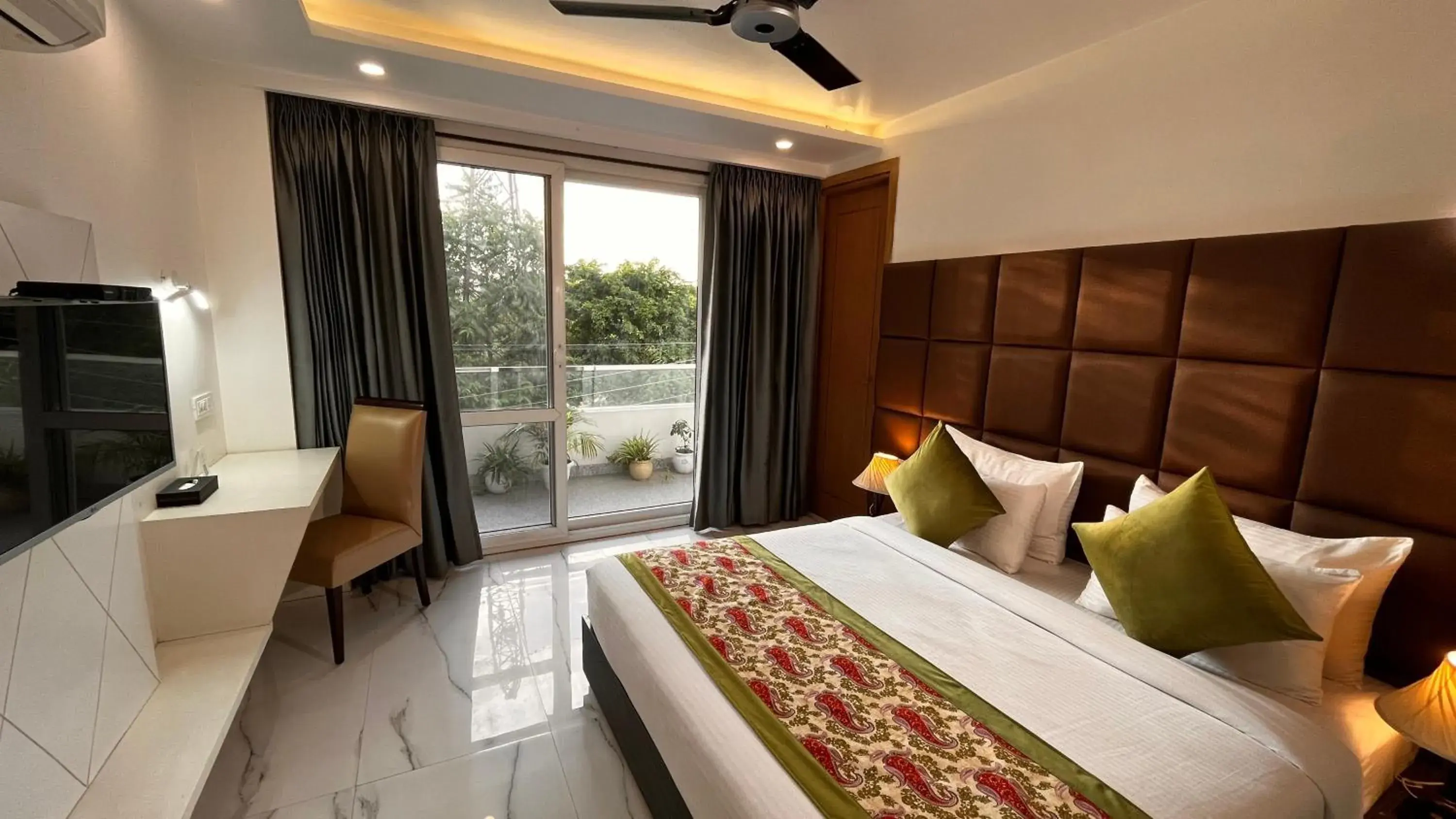 Deluxe Double Room in Hotel Keshav Residency - Medicity Gurugram, near Medanta Hospital Deluxe Double Room in Hotel Keshav Residency - Medicity Gurugram, near Medanta Hospital