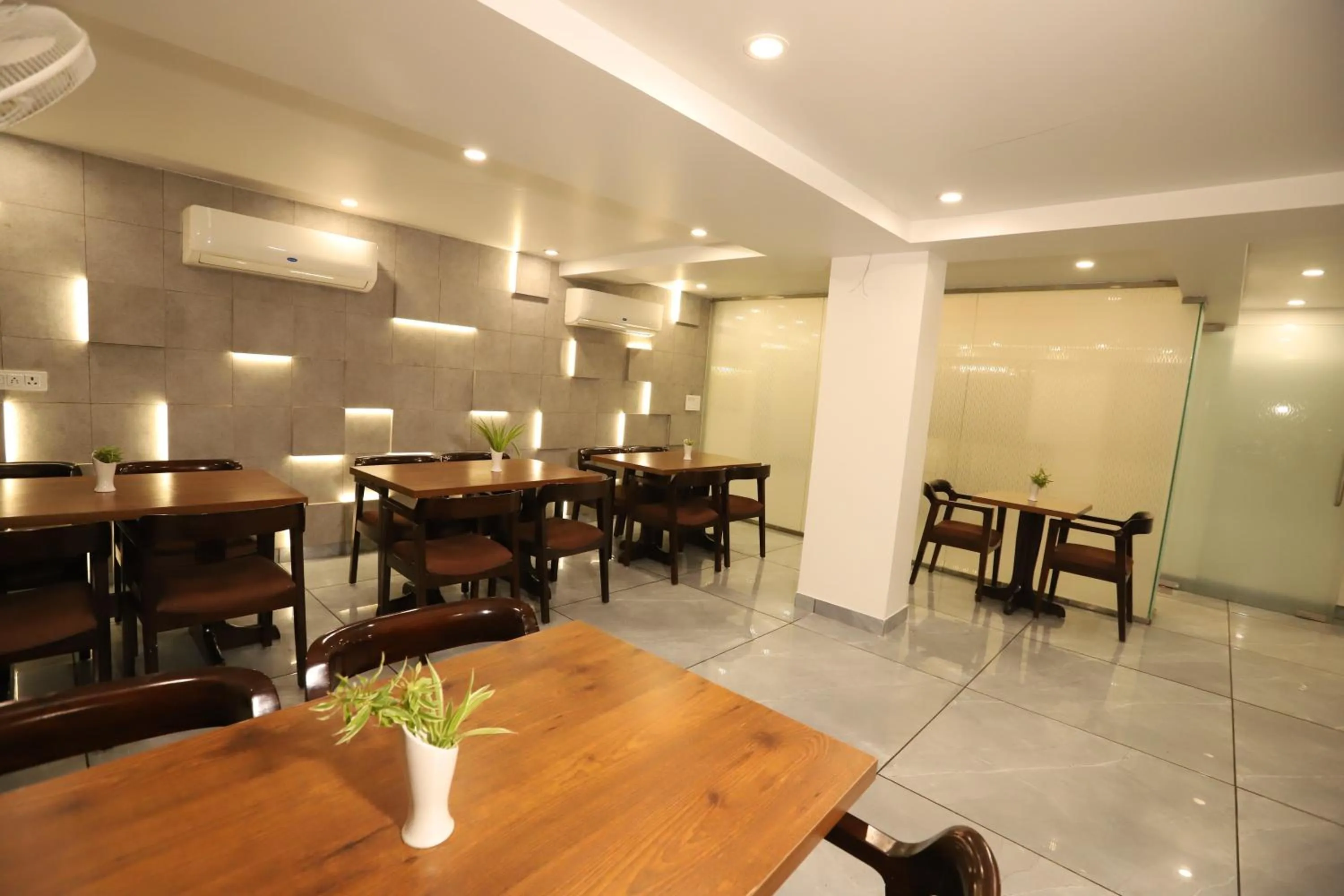 Restaurant/places to eat in Hotel Keshav Residency - Medicity Gurugram, near Medanta Hospital