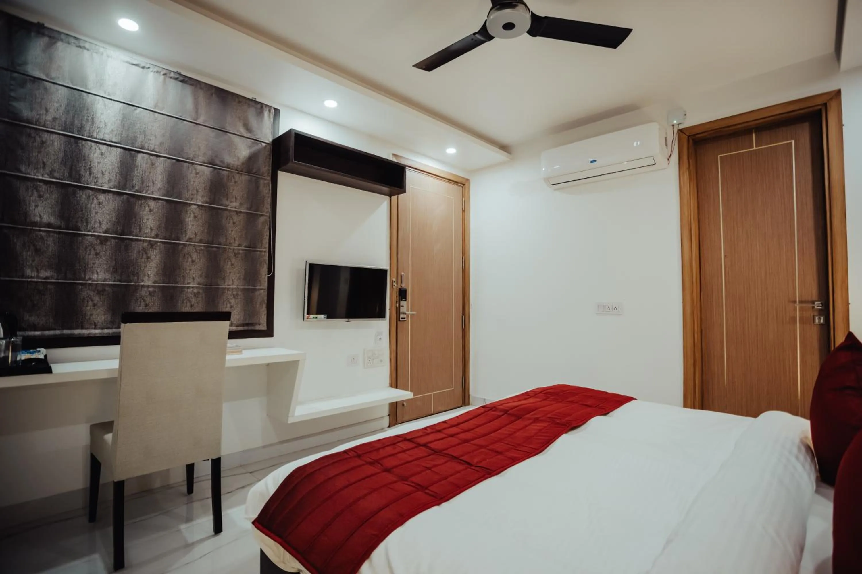 Bed in Hotel Keshav Residency - Medicity Gurugram, near Medanta Hospital