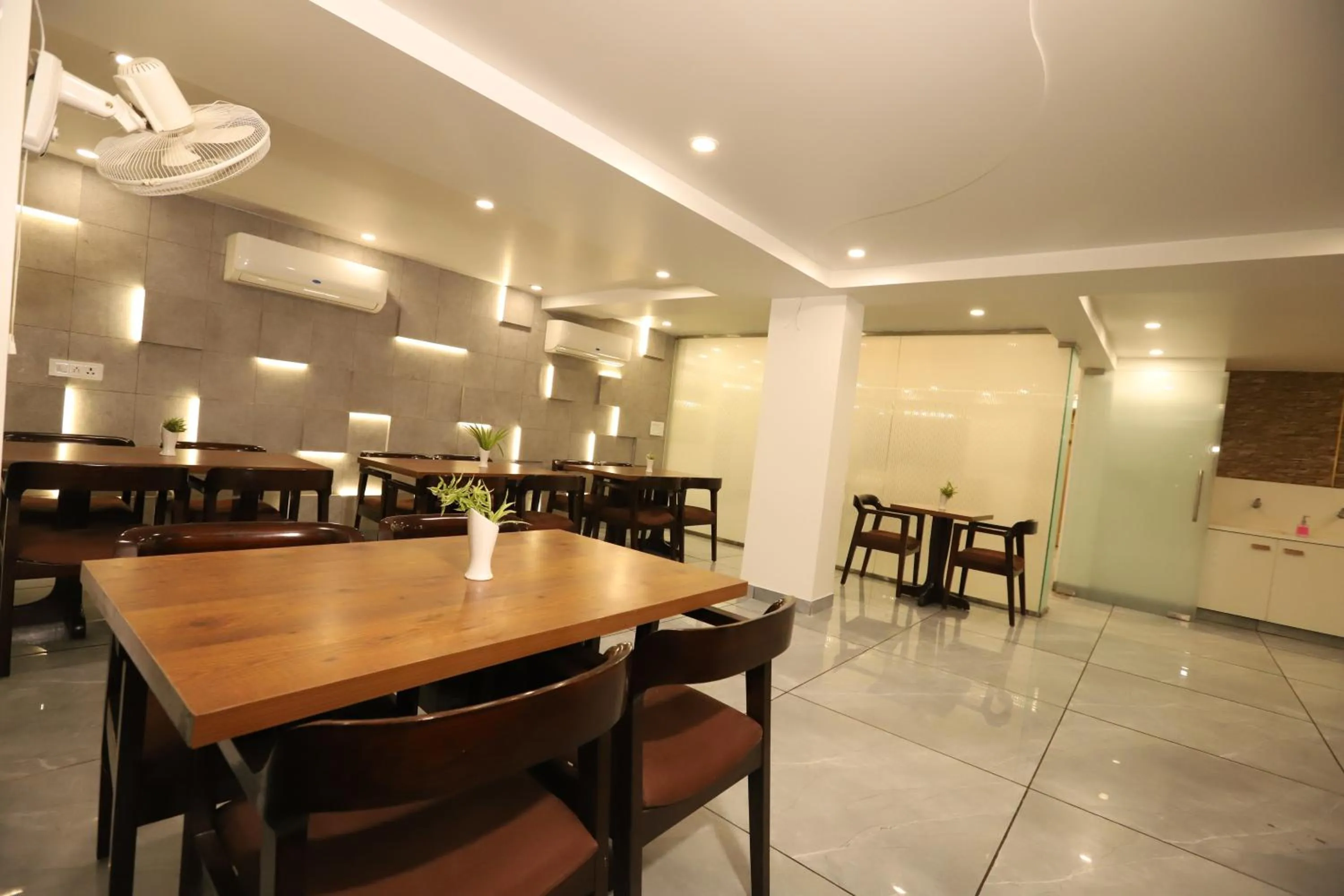 Restaurant/places to eat in Hotel Keshav Residency - Medicity Gurugram, near Medanta Hospital