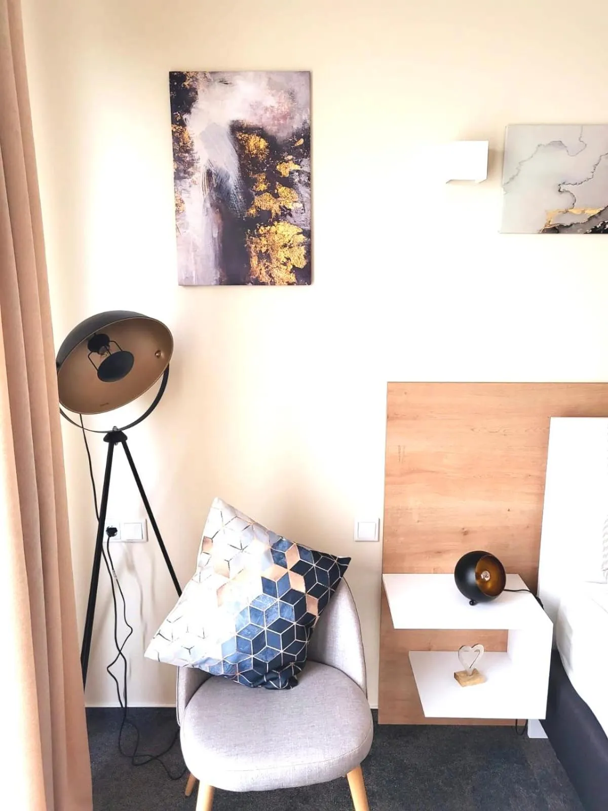 Photo of the whole room in LikeDaheim Apartments