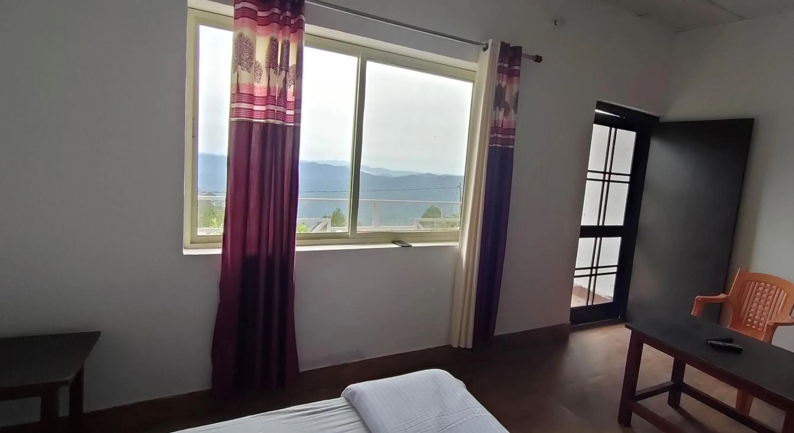 Balcony/Terrace, Bed in The Green Pine Cottage
