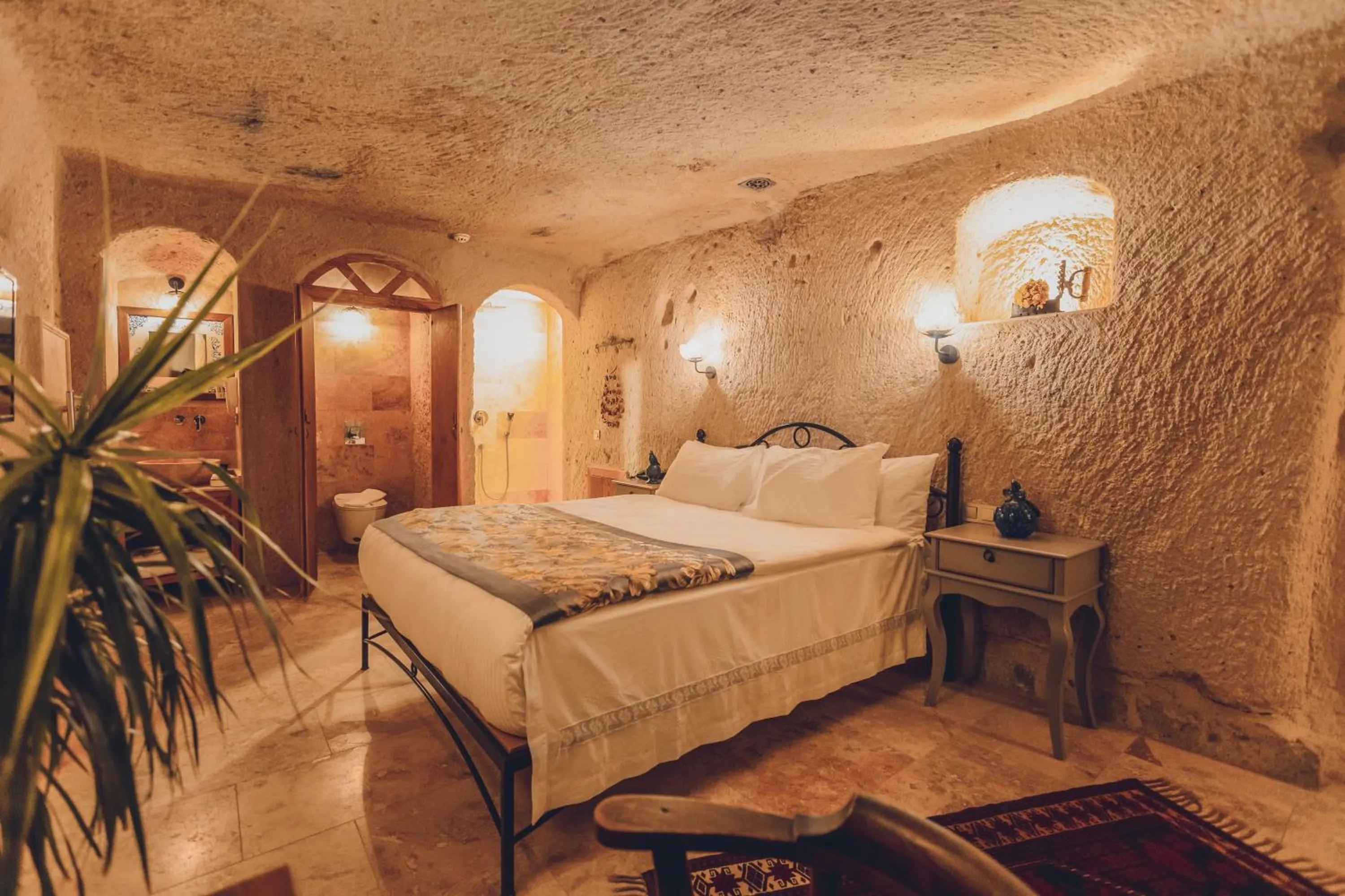 Bathroom, Bed in Peristyle Cave Cappadocia- Special Class
