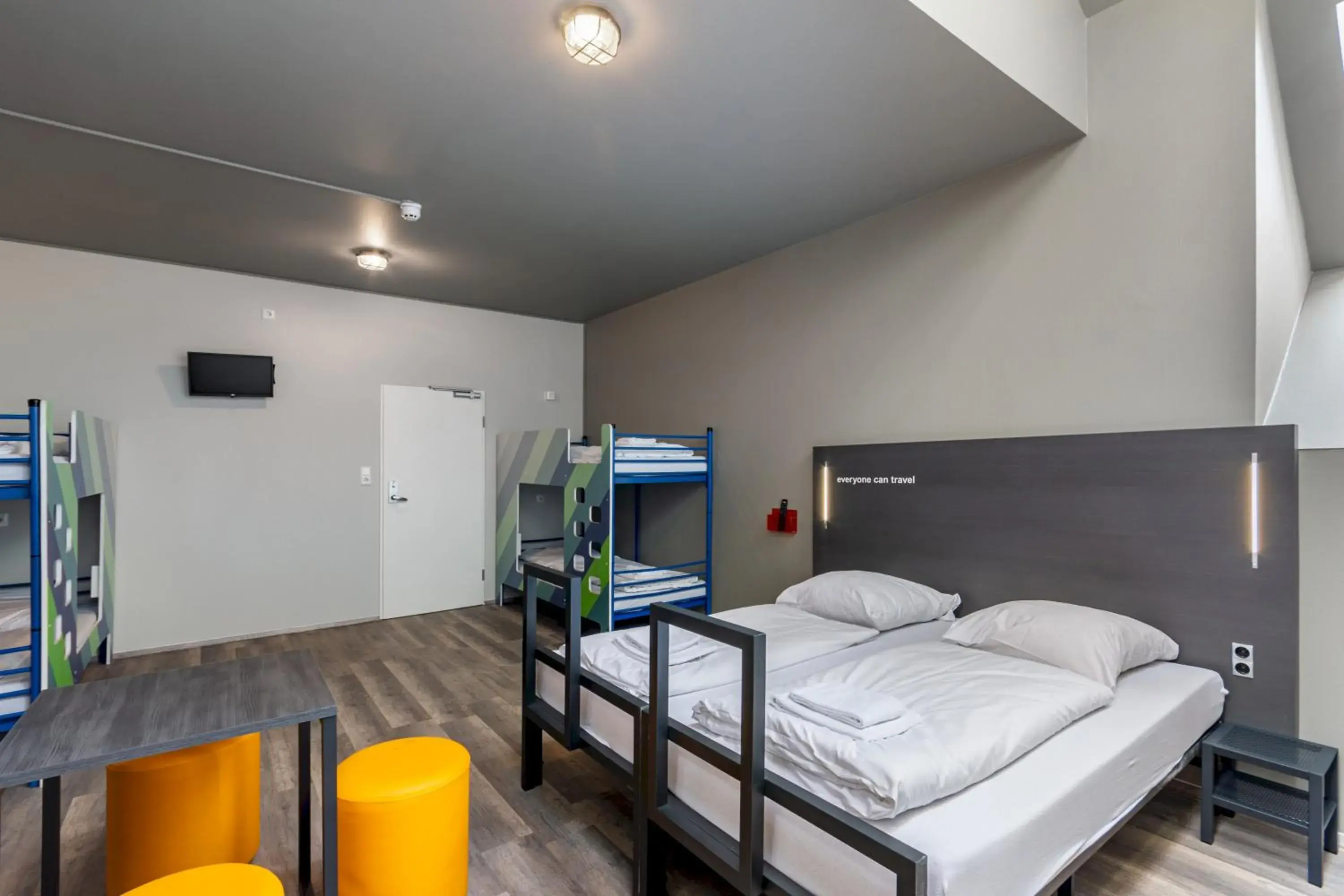 TV and multimedia, Bed in a&o Leipzig Hauptbahnhof TV and multimedia, Bed in a&o Leipzig Hauptbahnhof