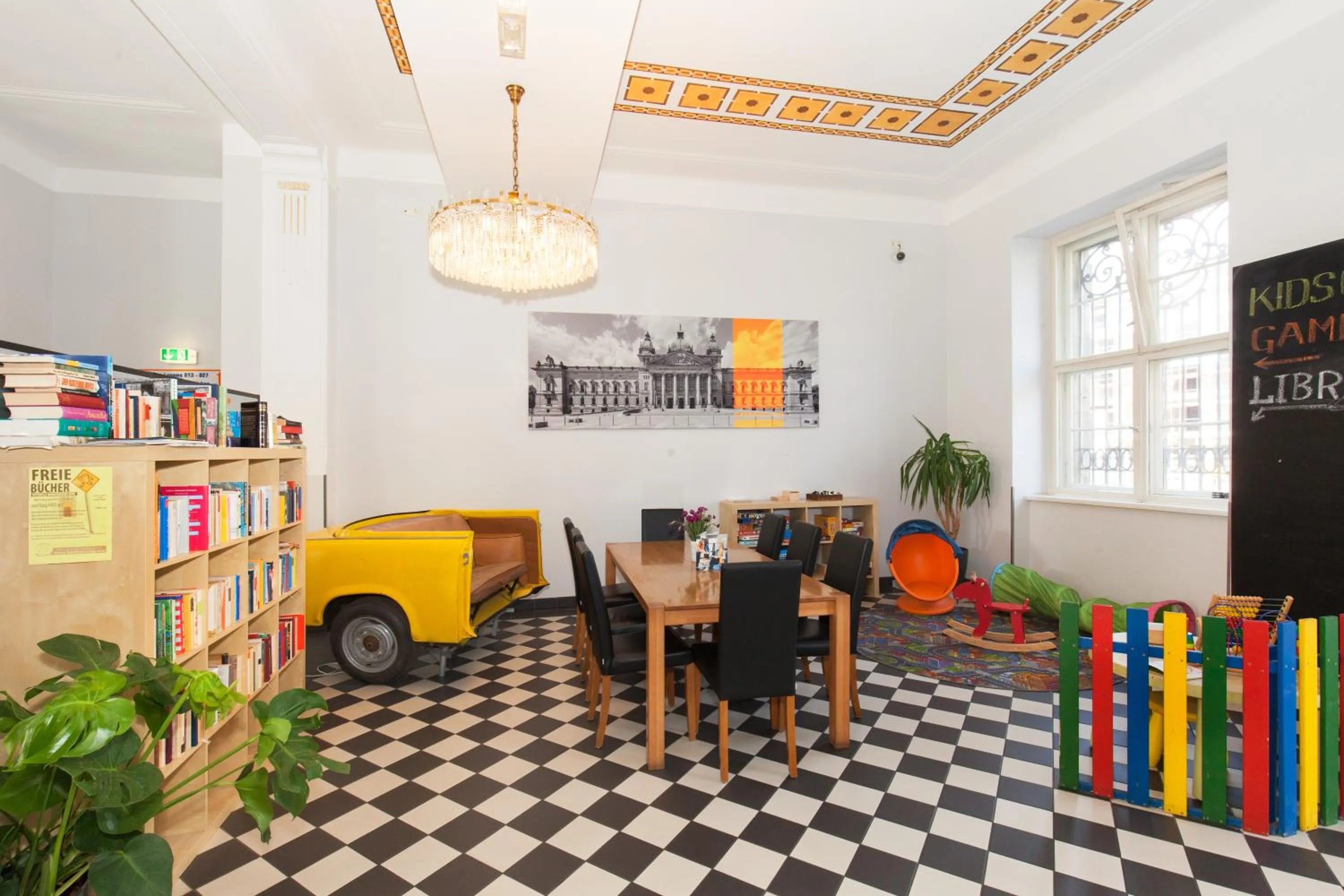 Communal lounge/ TV room in a&o Leipzig Hauptbahnhof