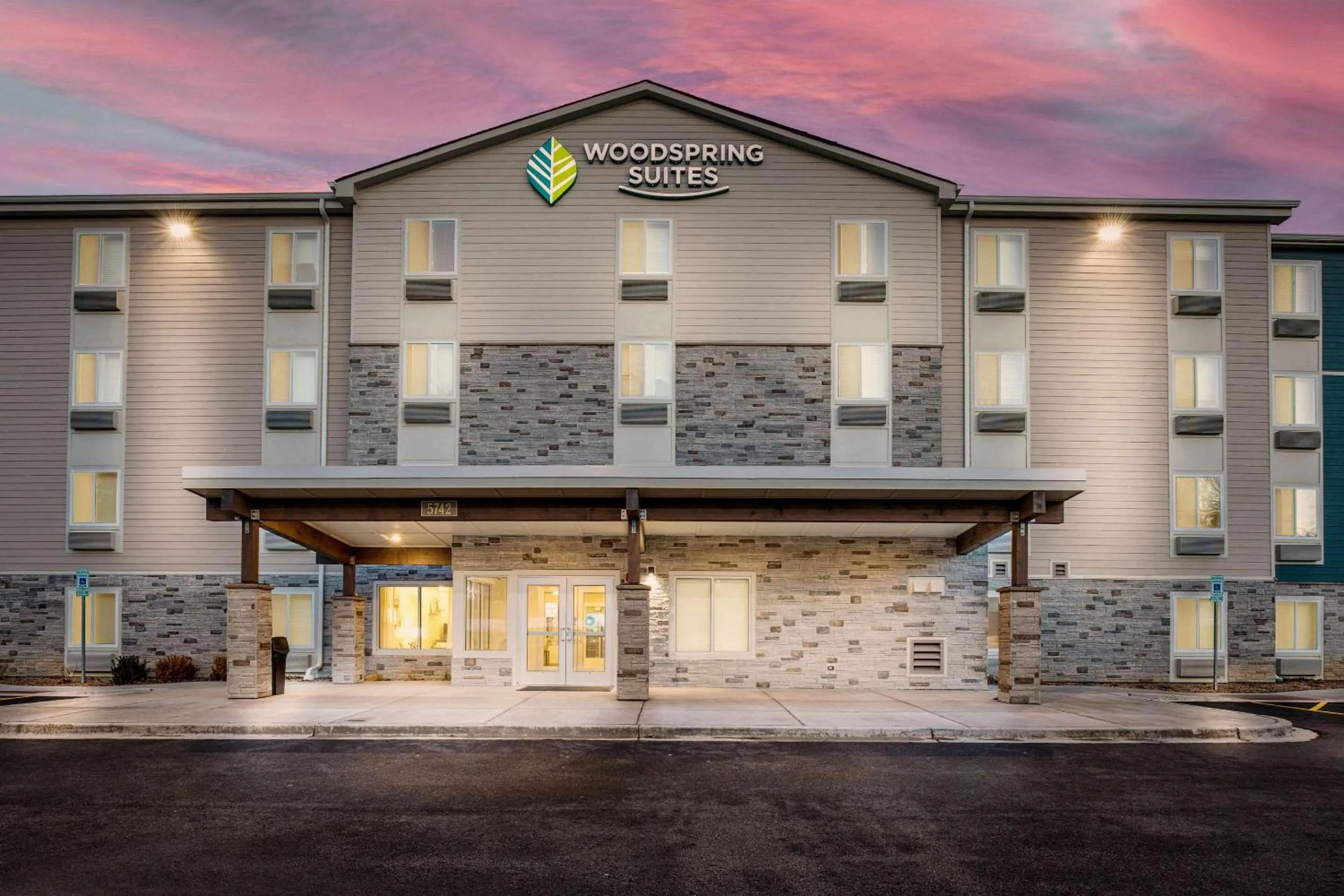 Property building in WoodSpring Suites Gurnee - Chicago