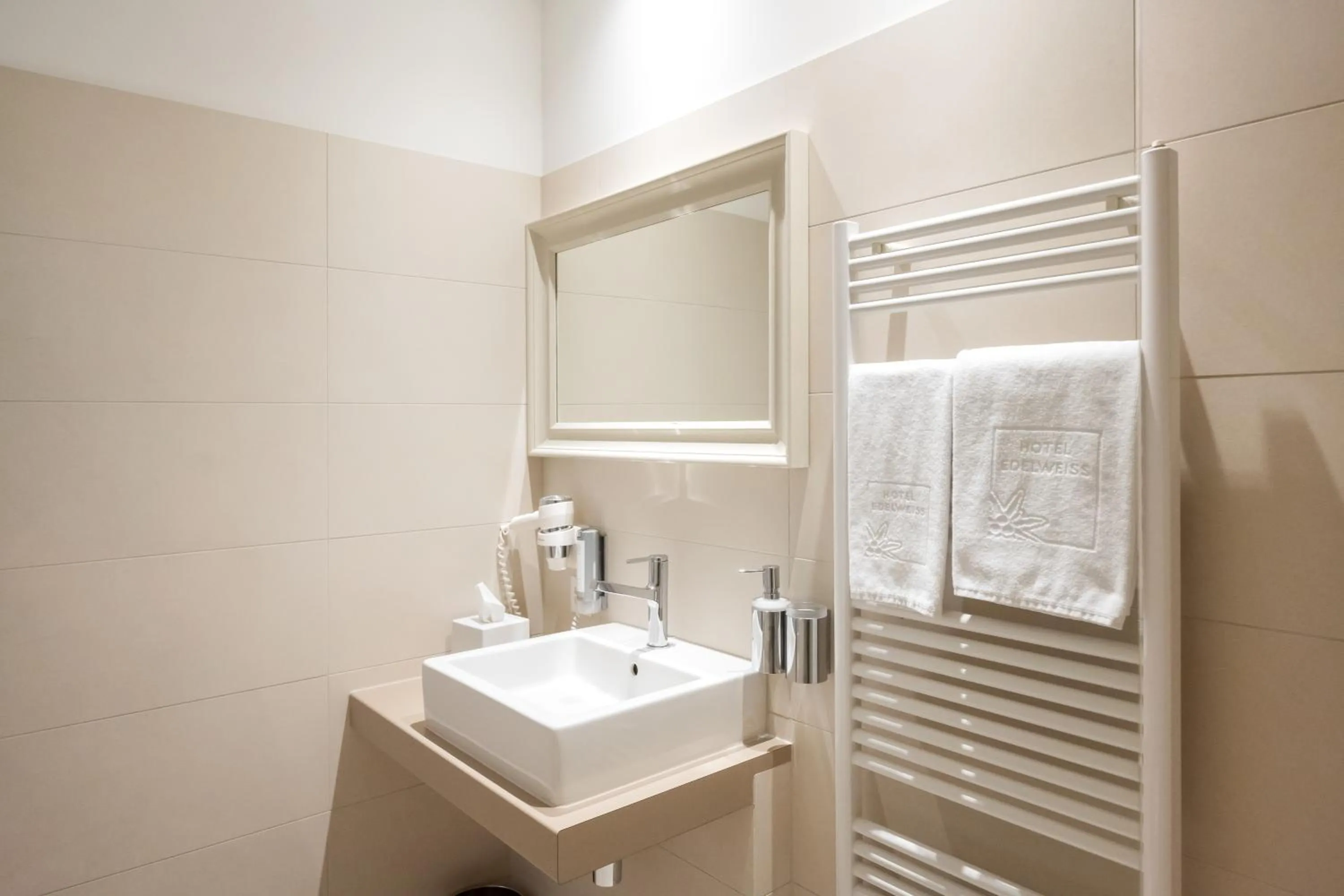 Bathroom in Hotel Edelweiss