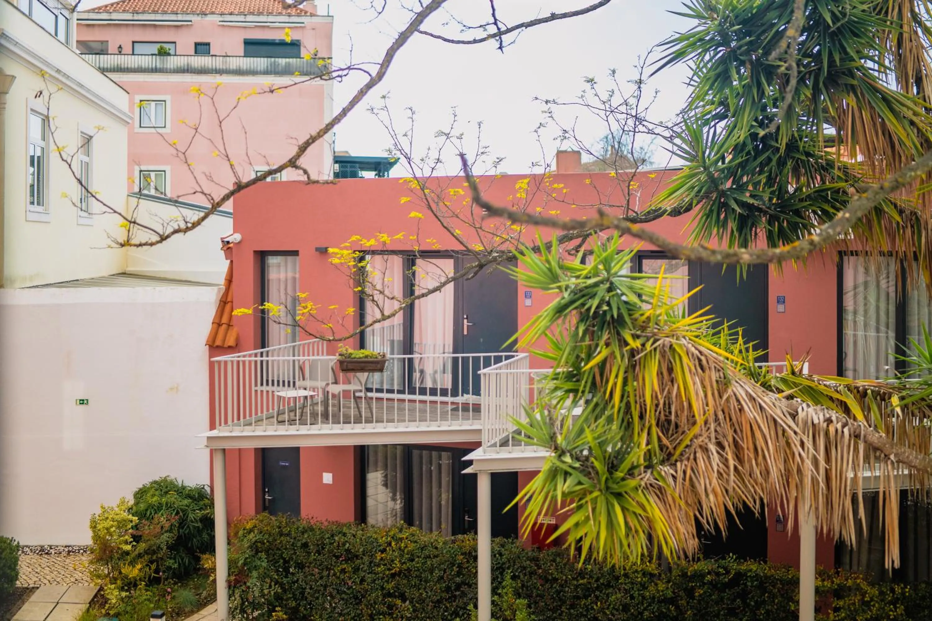 Property building in Jardim da Lapa by Shiadu