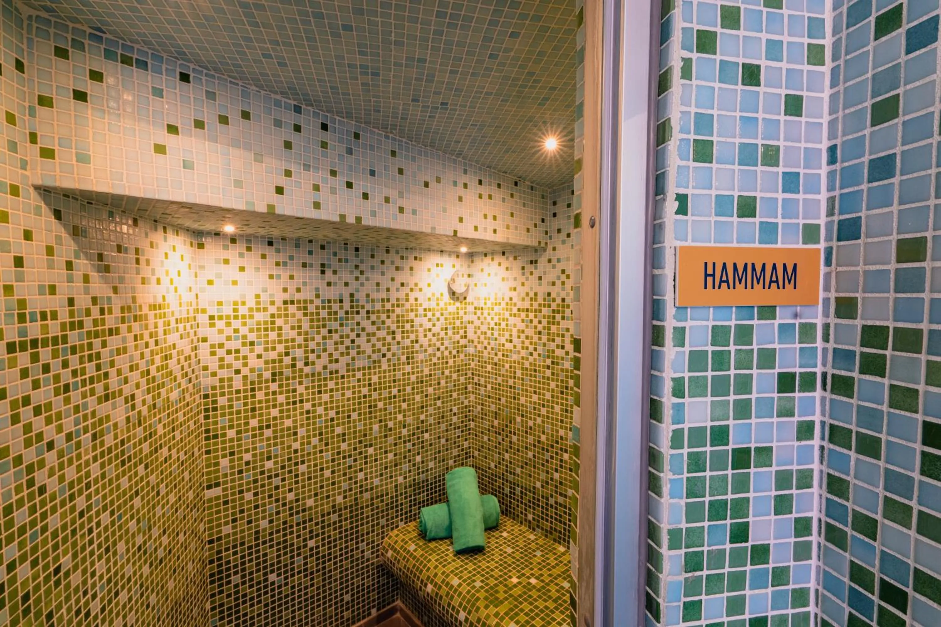 Steam room in Jardim da Lapa by Shiadu