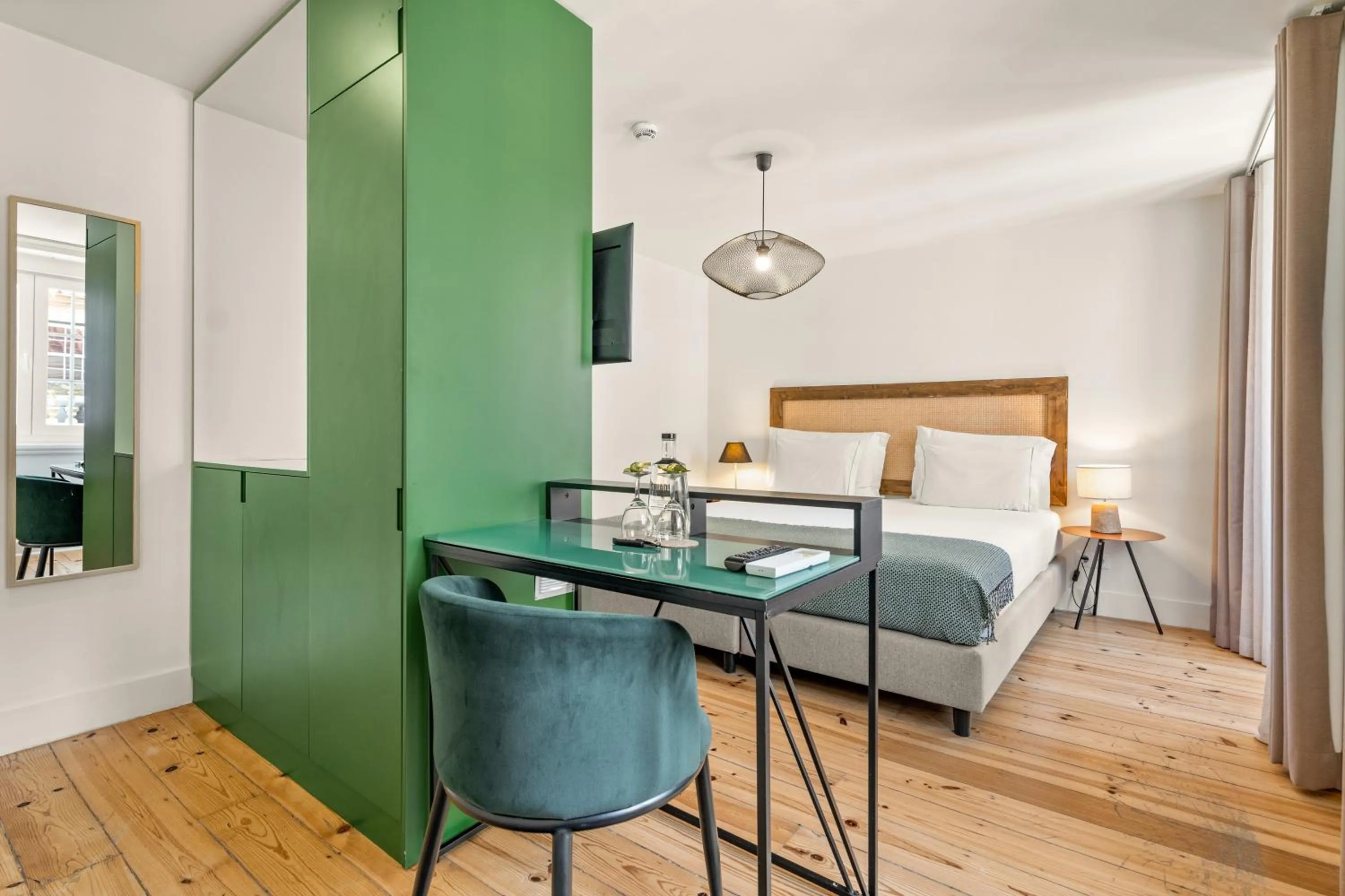 Bedroom, Bed in Jardim da Lapa by Shiadu