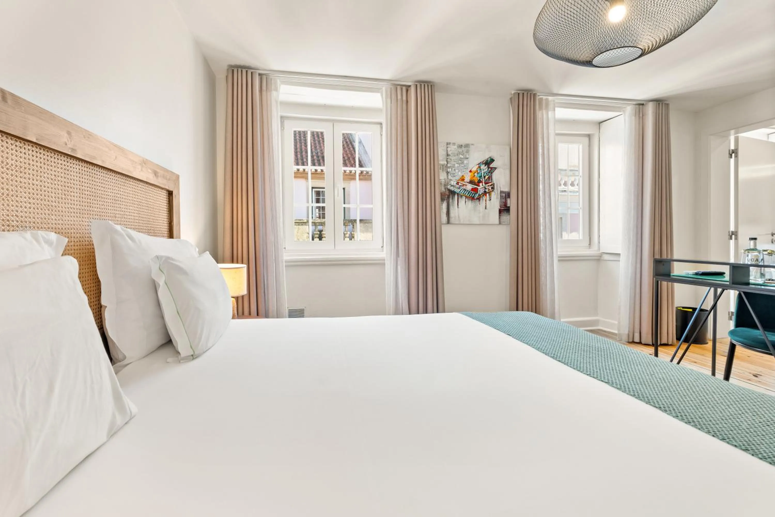 Bedroom, Bed in Jardim da Lapa by Shiadu