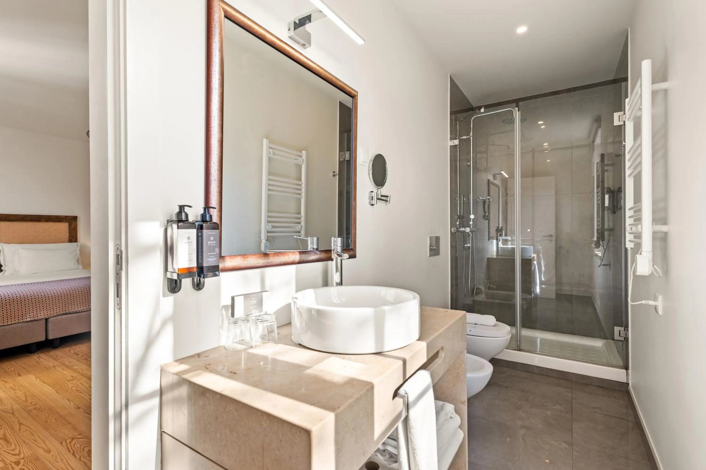 Bathroom, Bed in Jardim da Lapa by Shiadu