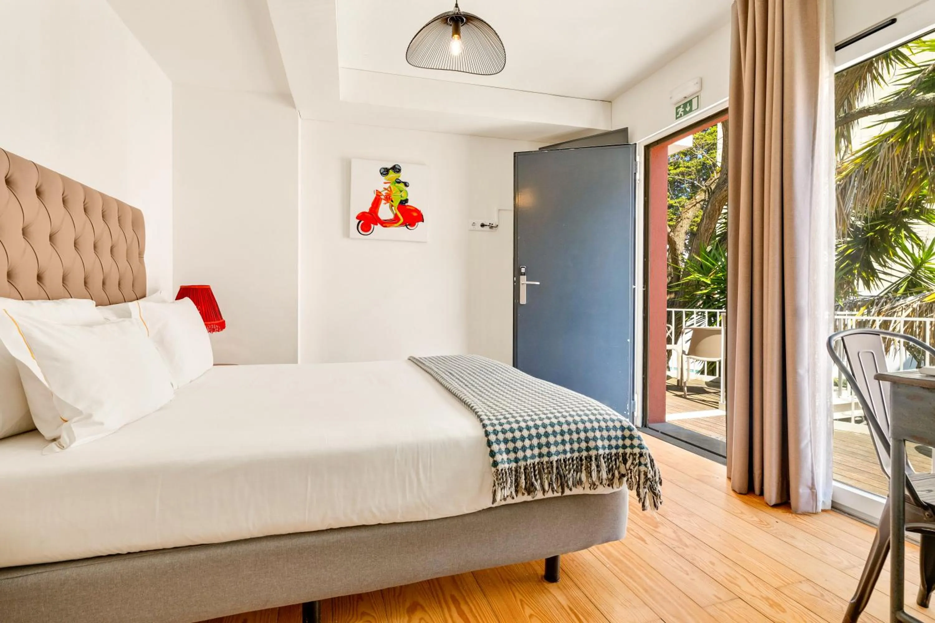 Bedroom, Bed in Jardim da Lapa by Shiadu