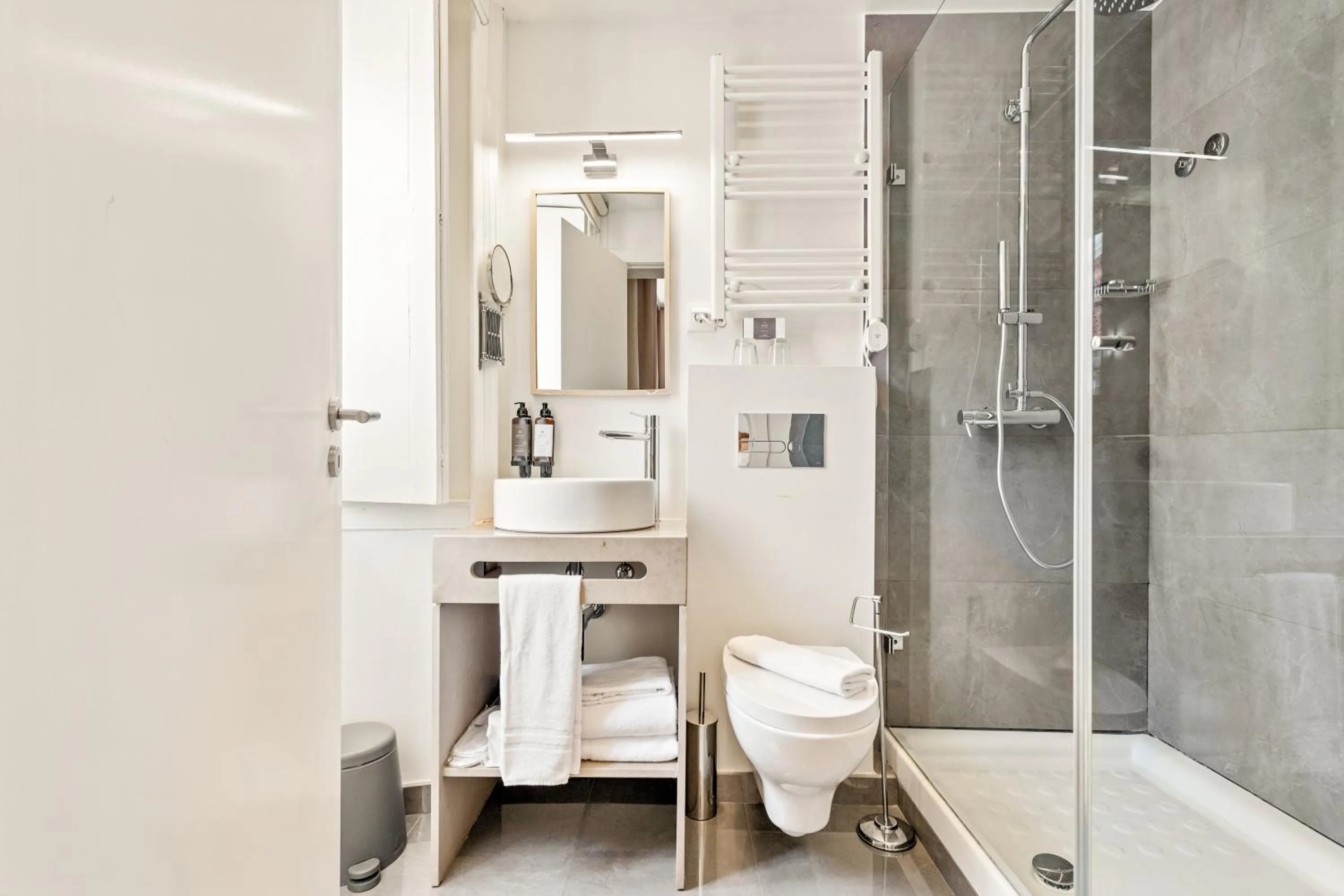 Bathroom in Jardim da Lapa by Shiadu