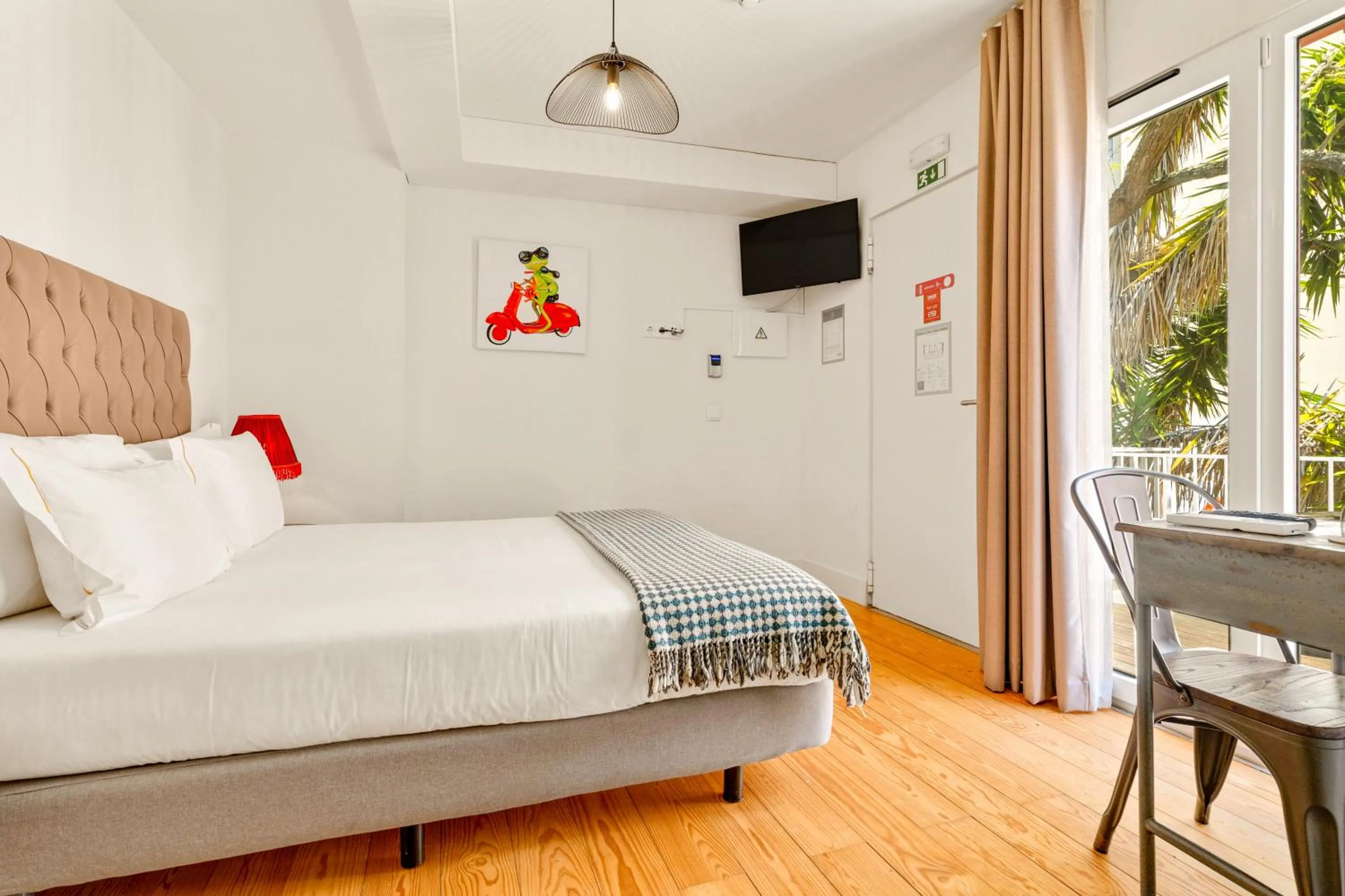 Bedroom, Bed in Jardim da Lapa by Shiadu