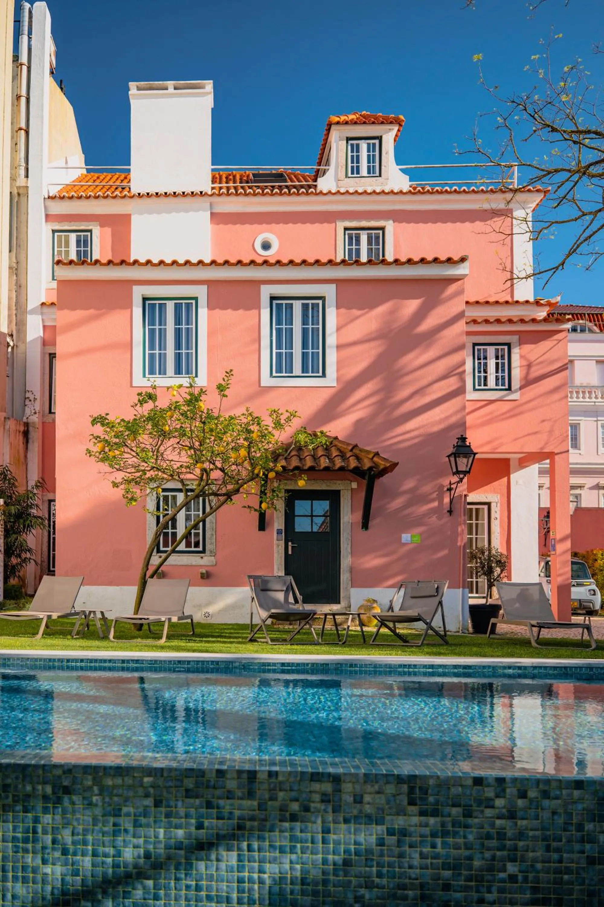 Property building in Jardim da Lapa by Shiadu