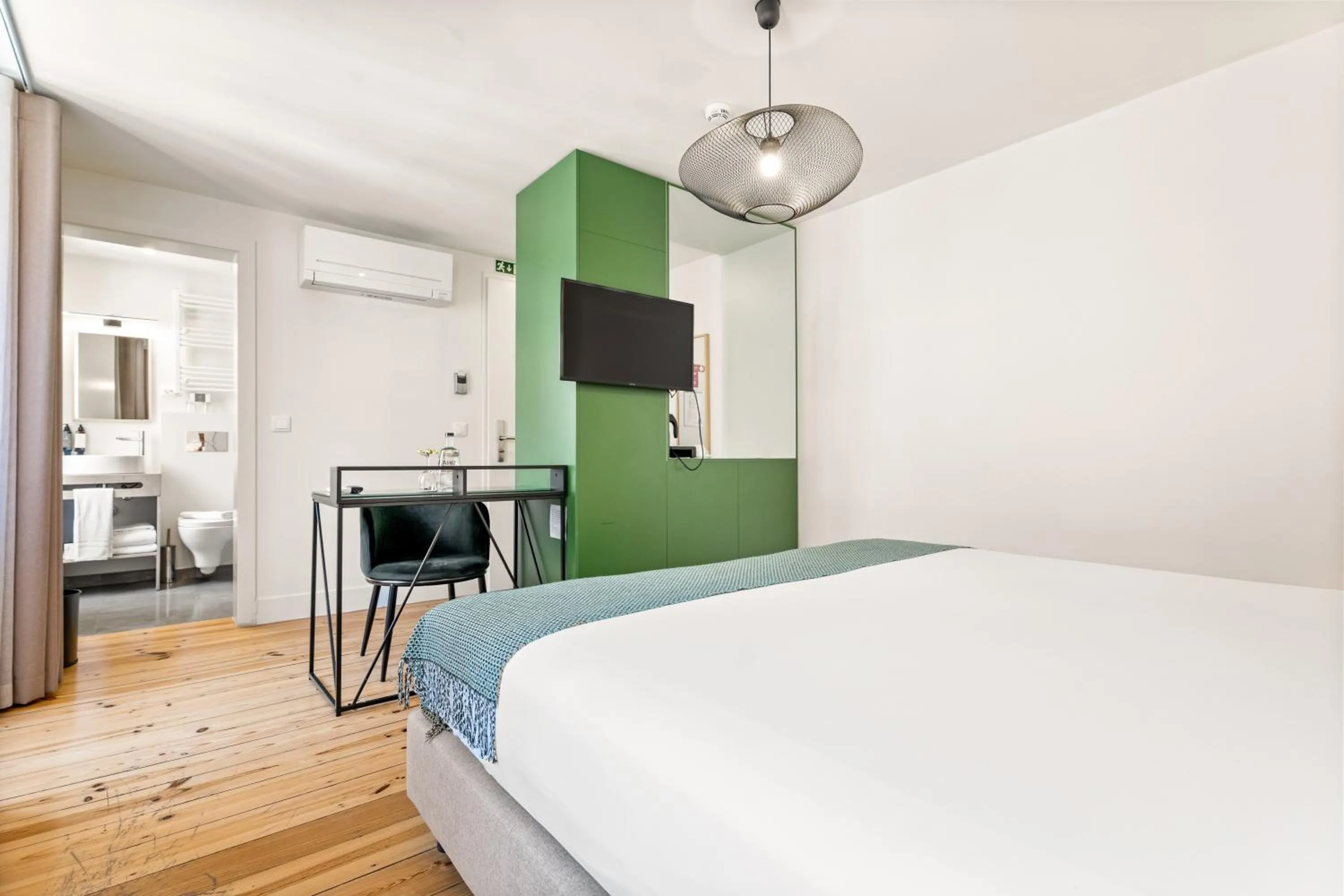 Bedroom, Bed in Jardim da Lapa by Shiadu