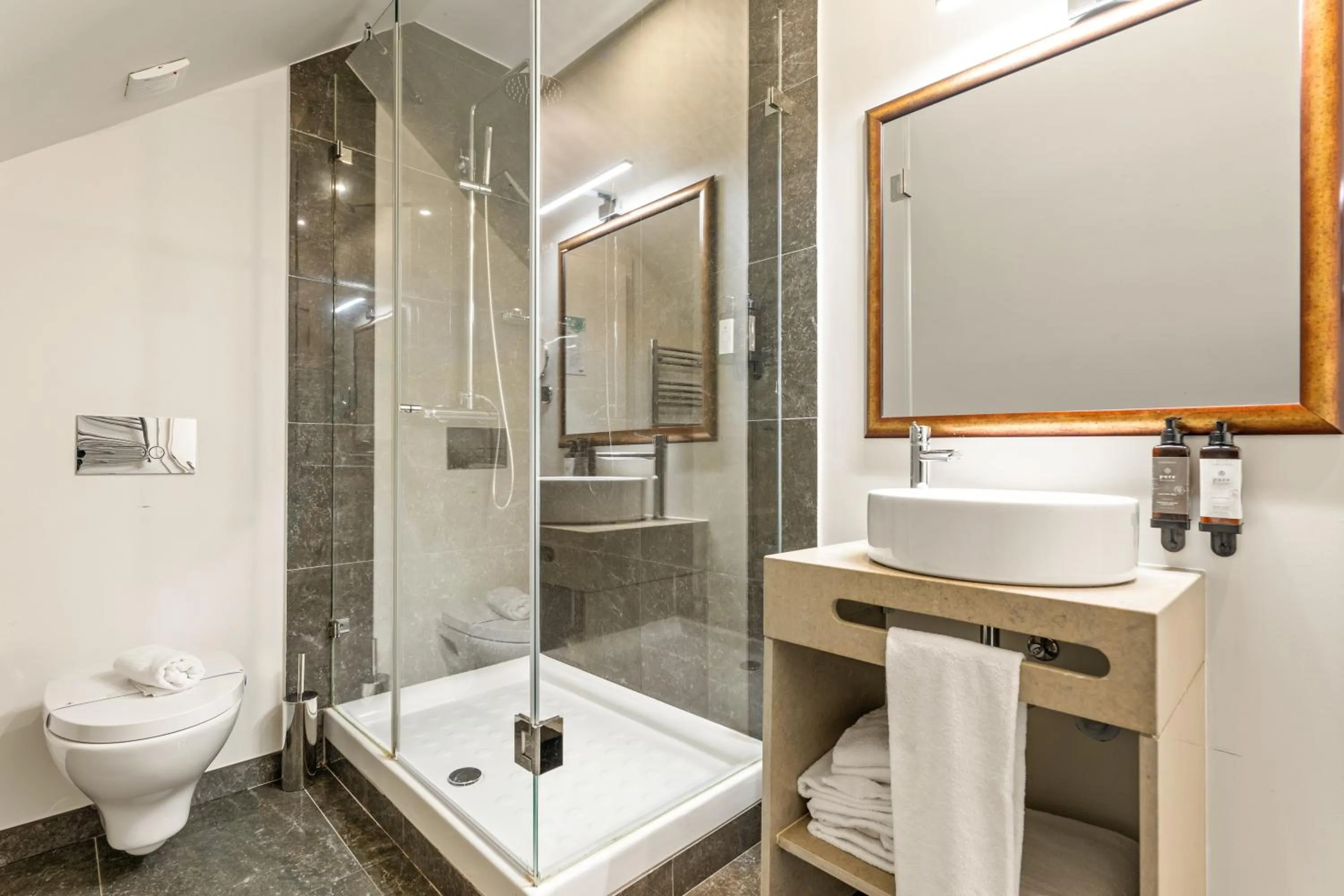 Bathroom in Jardim da Lapa by Shiadu