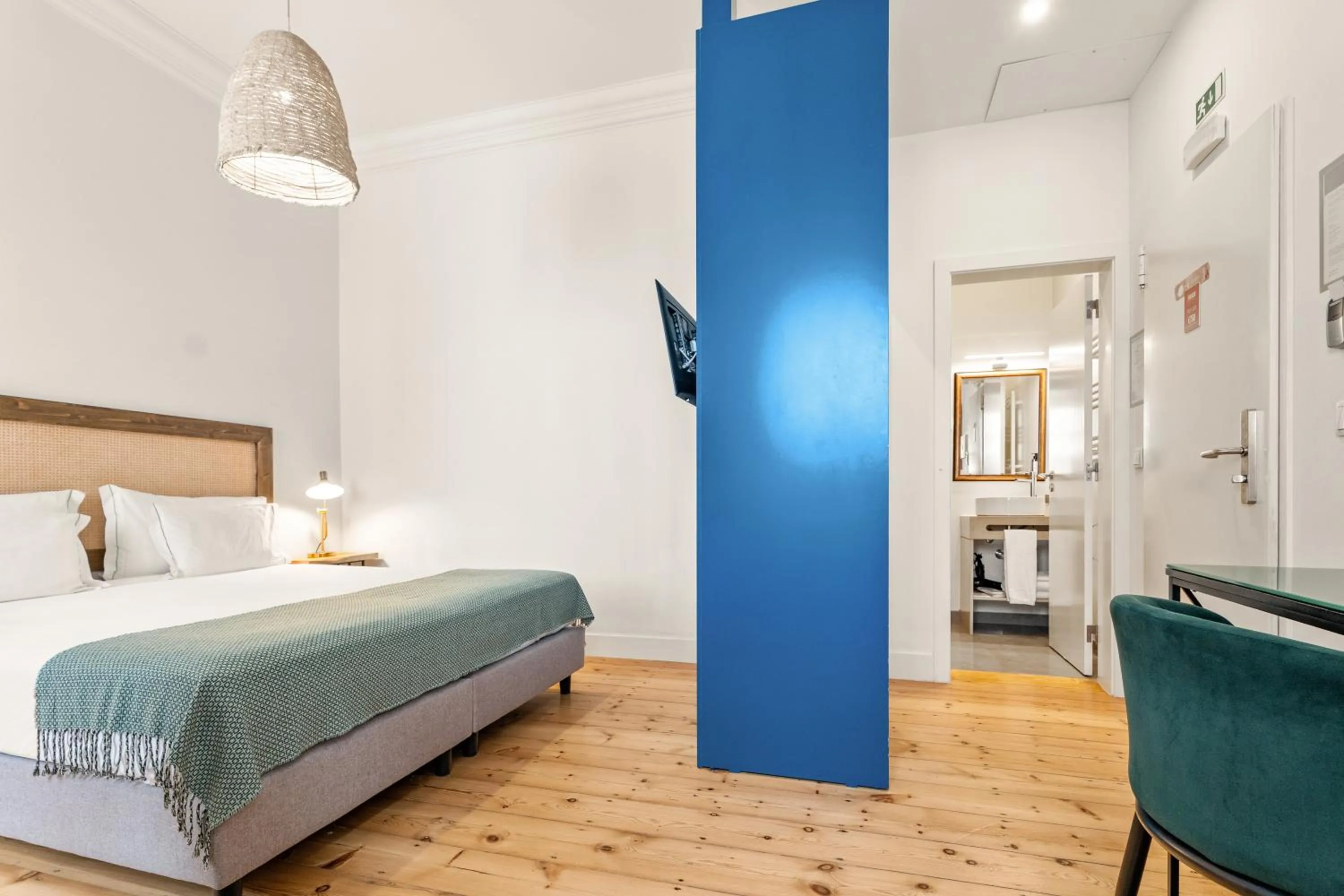 Bedroom, Bed in Jardim da Lapa by Shiadu