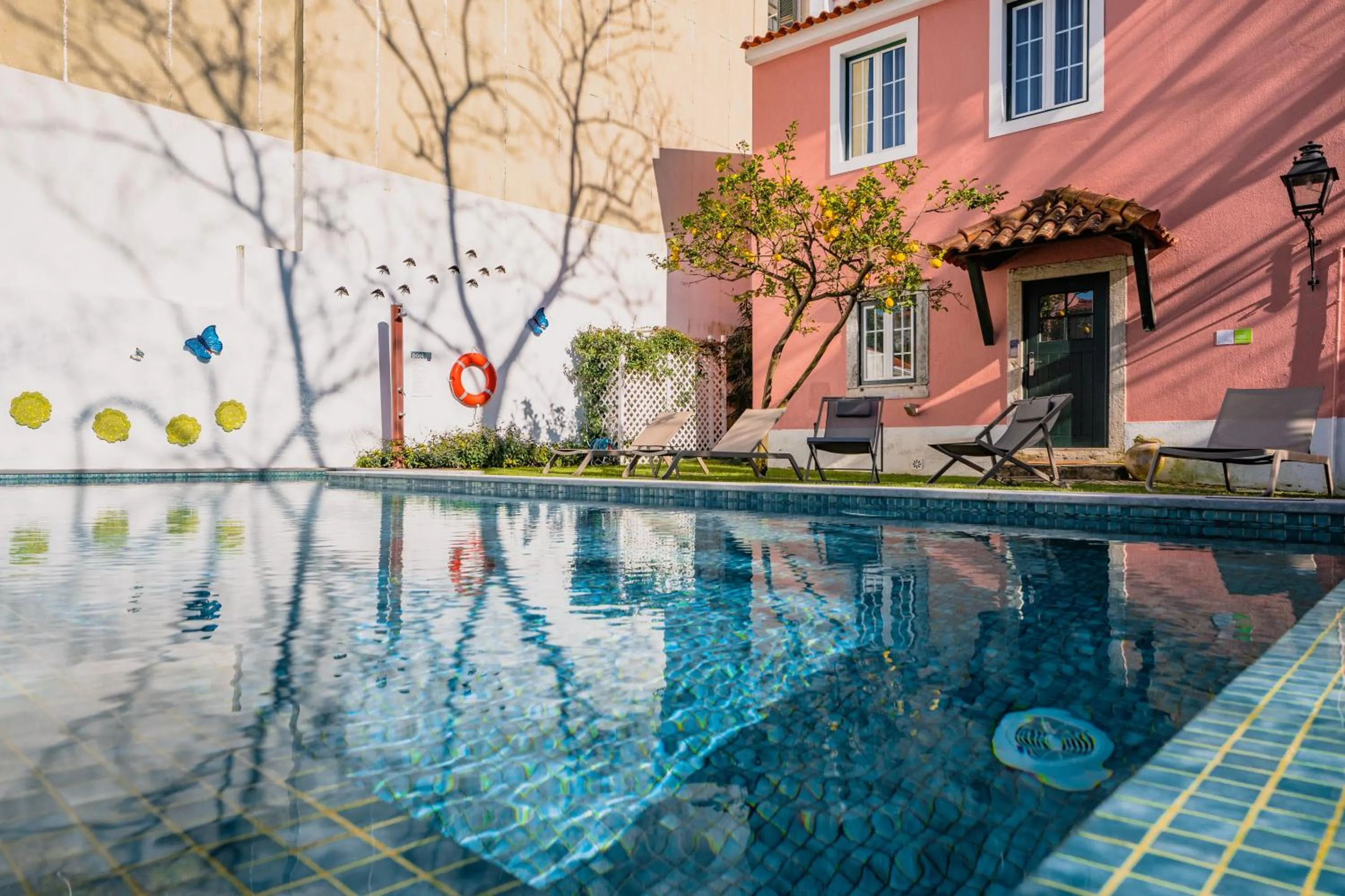 Swimming pool in Jardim da Lapa by Shiadu