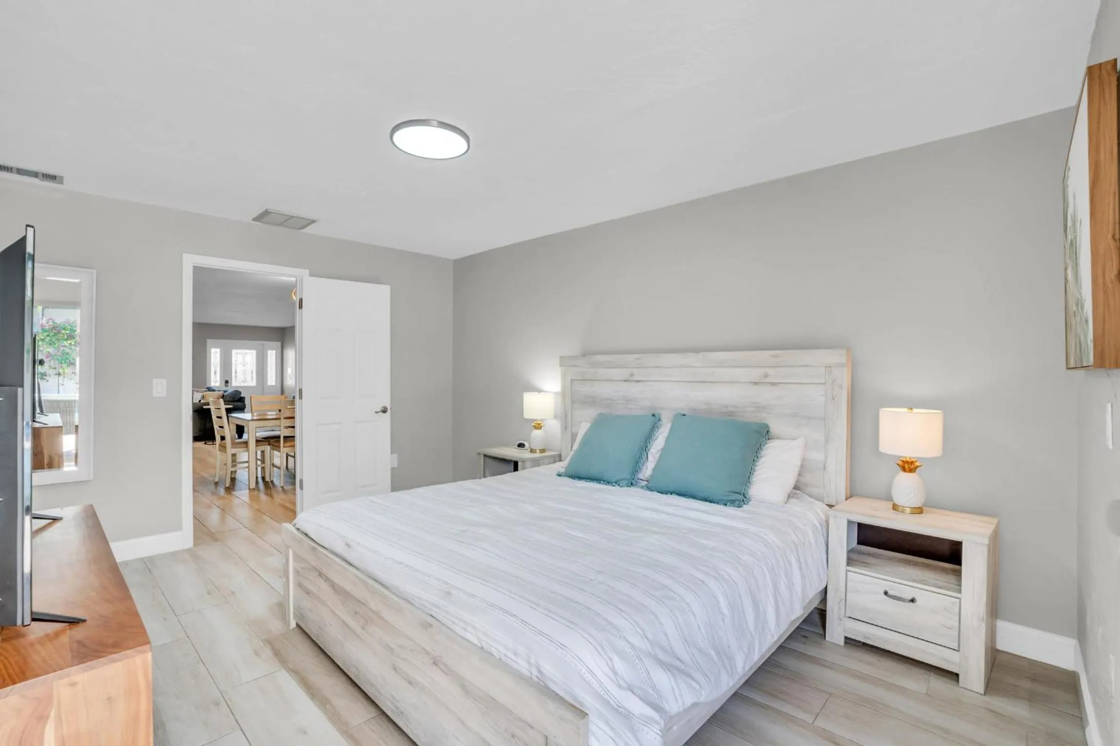 Bed in Relax Poolside & Walk or Bike to the Beach From This Amazing Naples Pool Home!