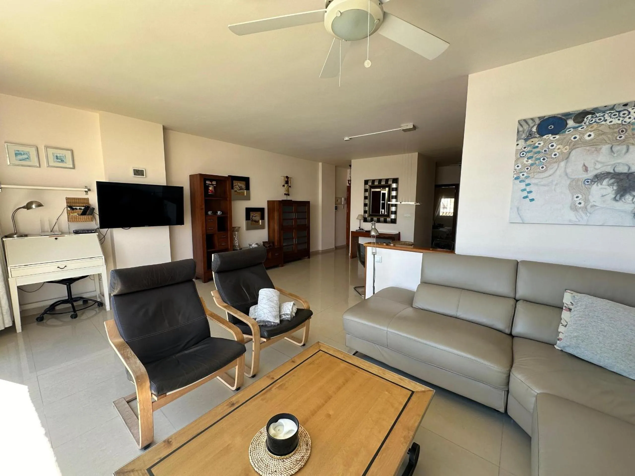 Communal lounge/ TV room in R1345 Carabeo 1-42, Access to the Beach