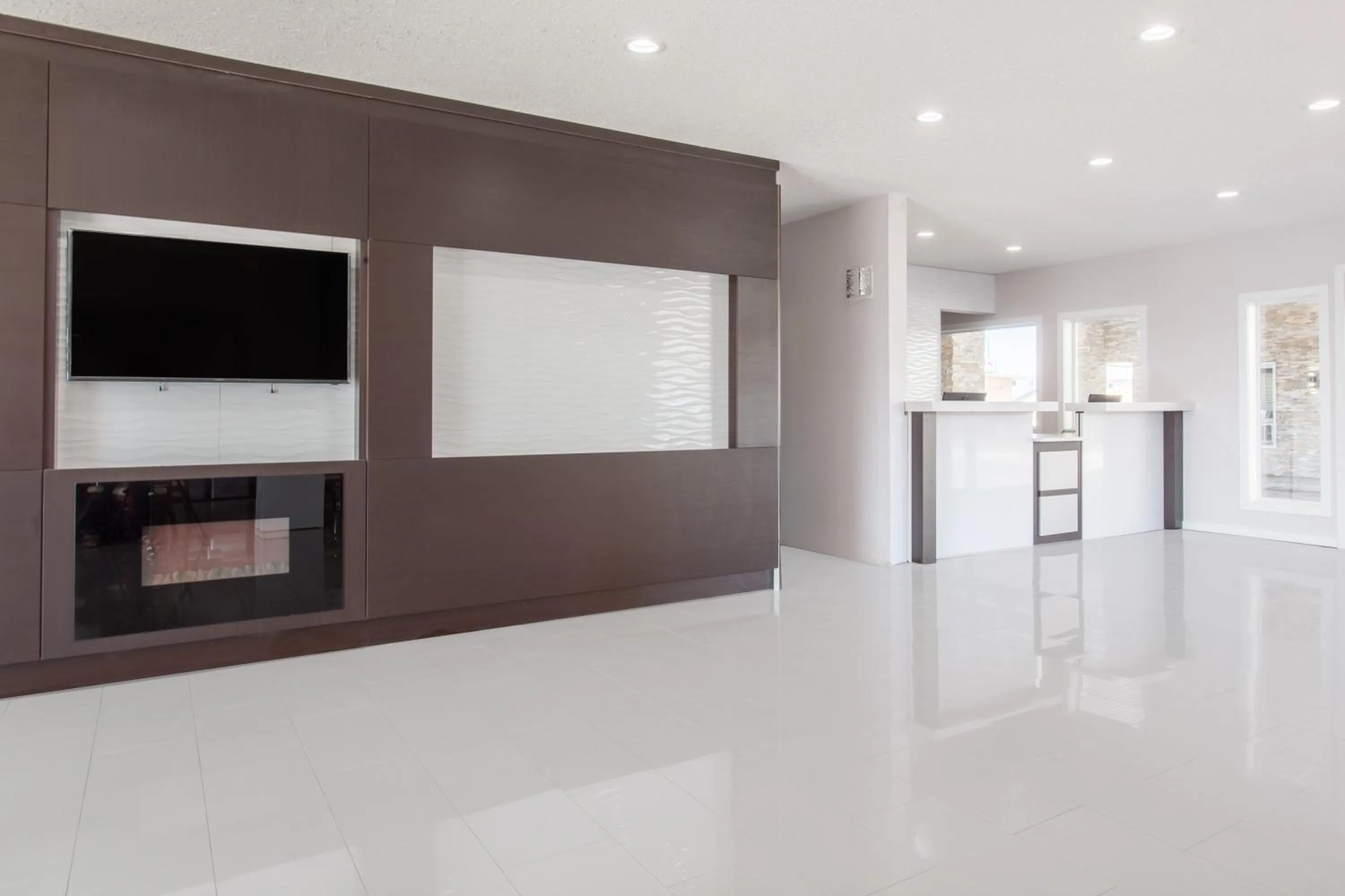 TV and multimedia in Econo Lodge Inn & Suites