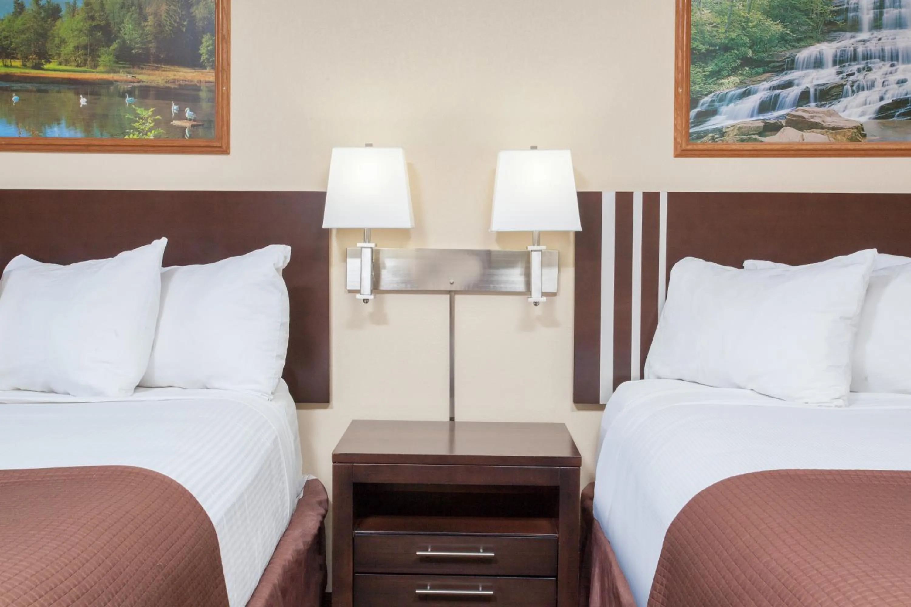 Bedroom, Bed in Econo Lodge Inn & Suites