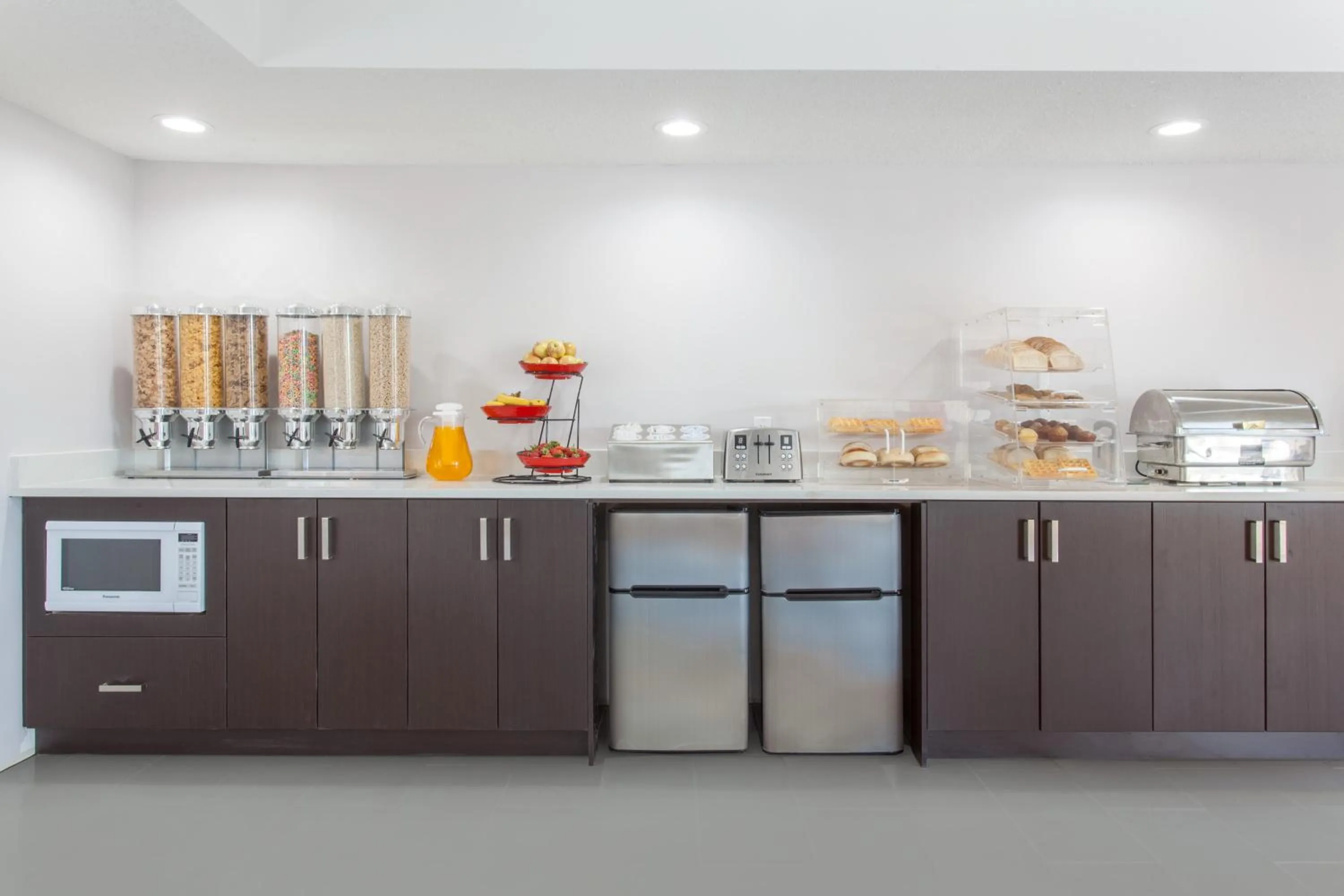 Buffet breakfast in Econo Lodge Inn & Suites