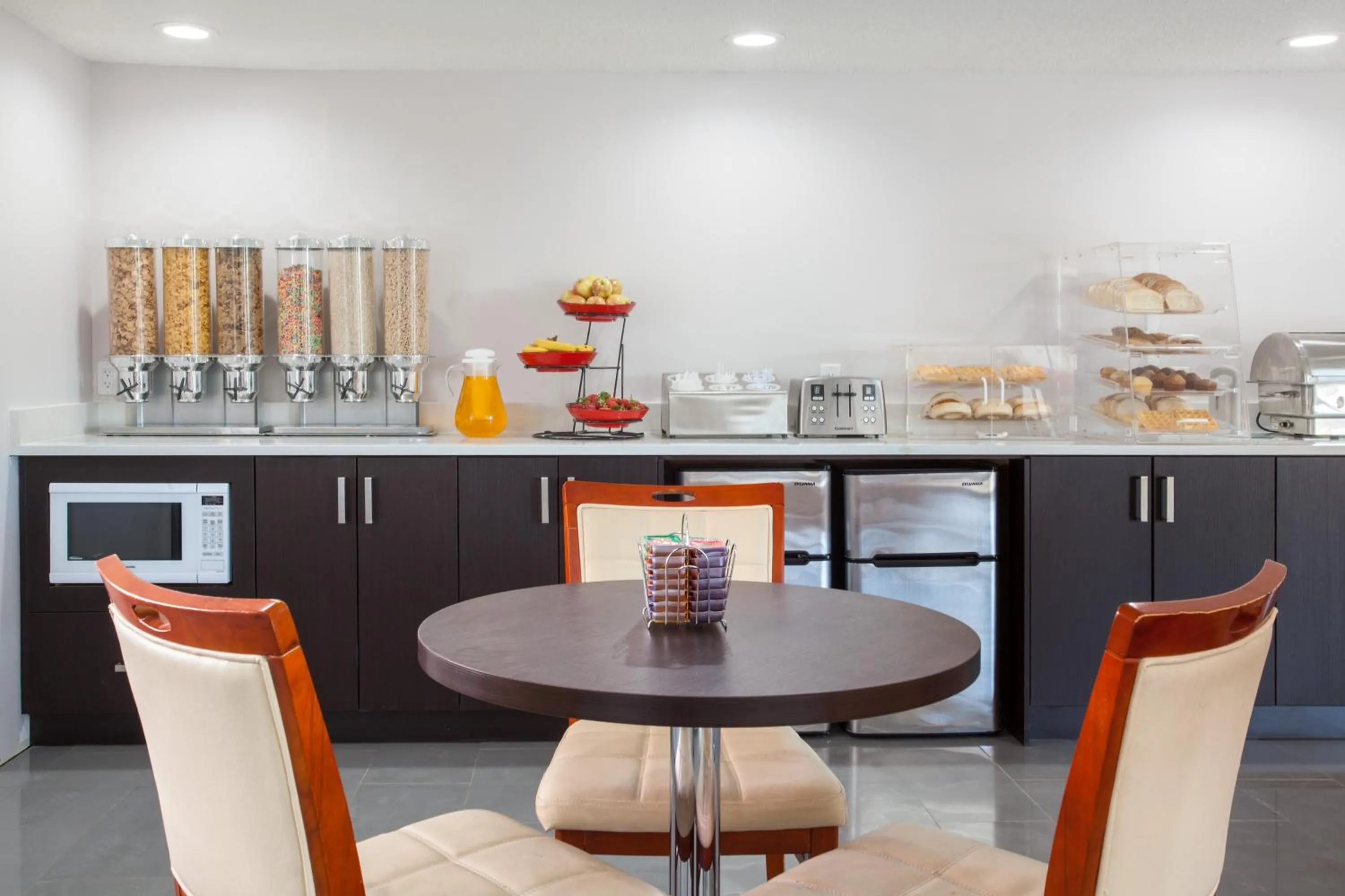 Breakfast in Econo Lodge Inn & Suites