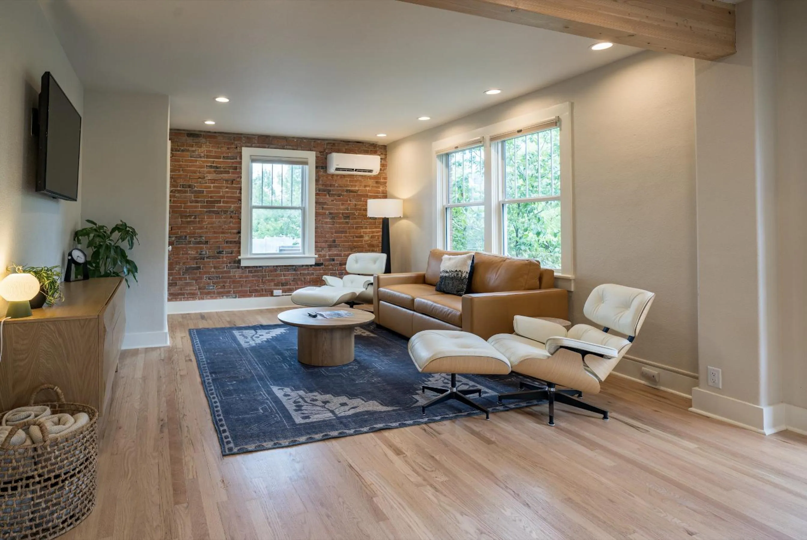 TV and multimedia in Leland House Suites of Durango