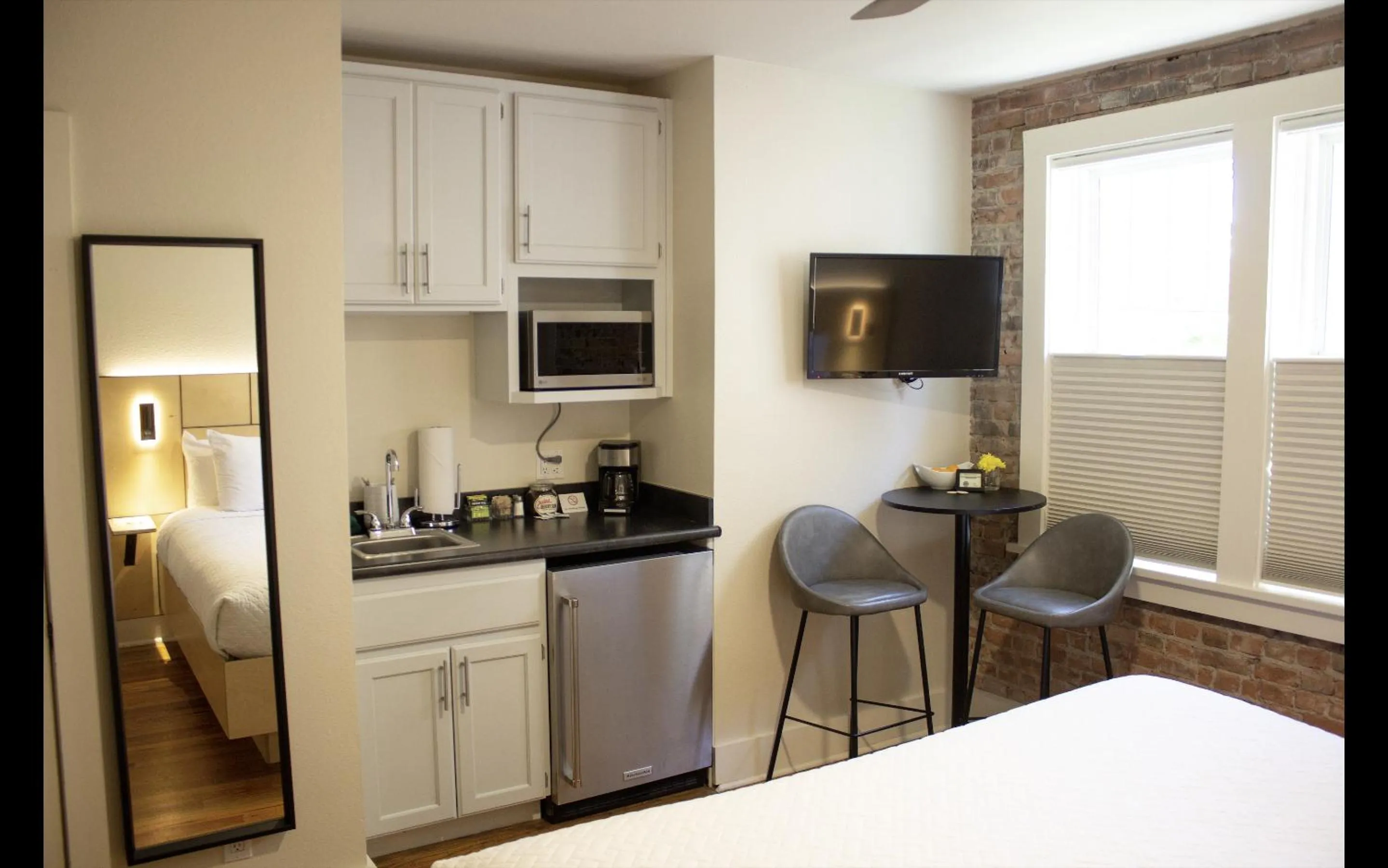 Kitchen or kitchenette in Leland House Suites of Durango