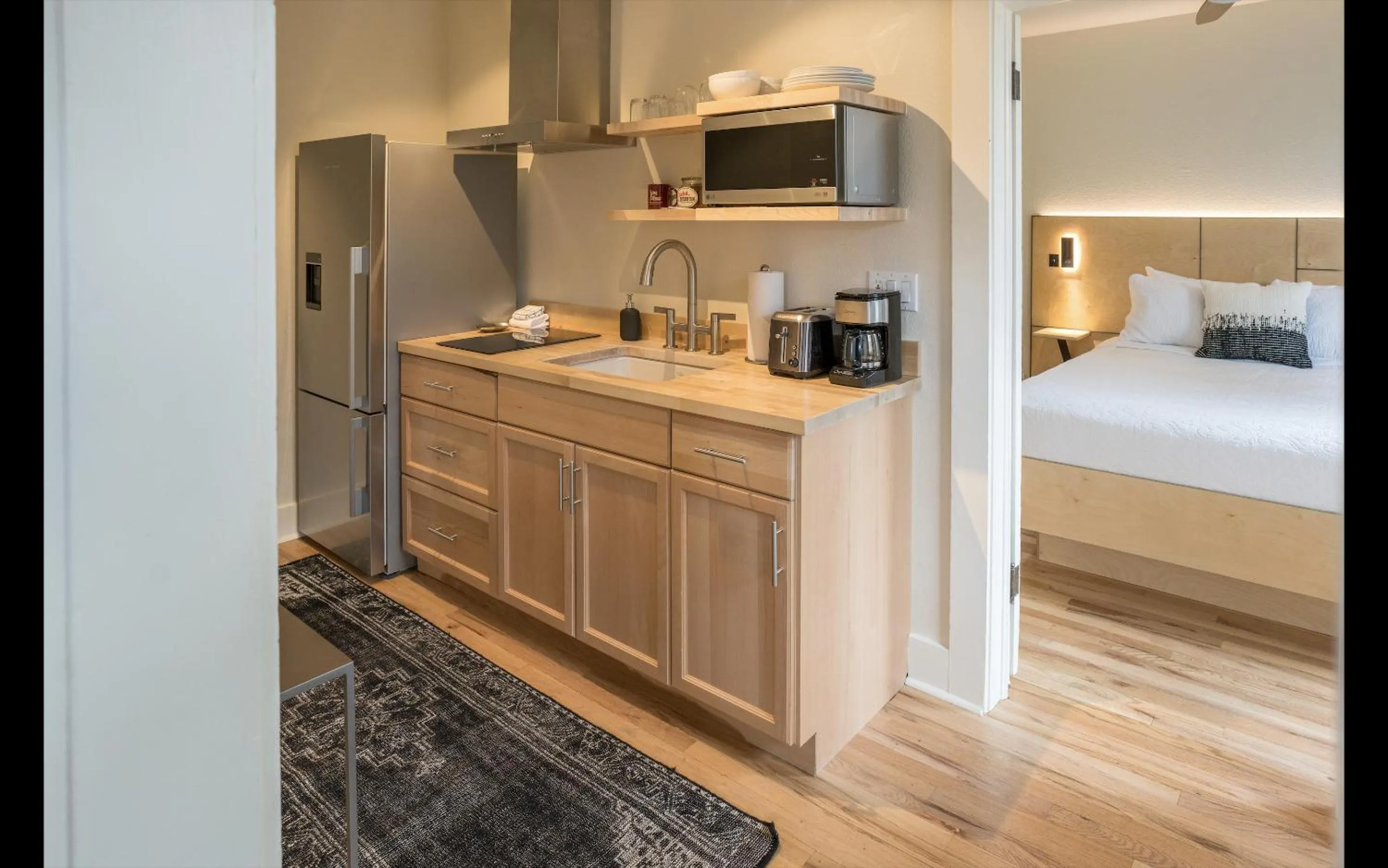 Coffee/tea facilities, Bed in Leland House Suites of Durango