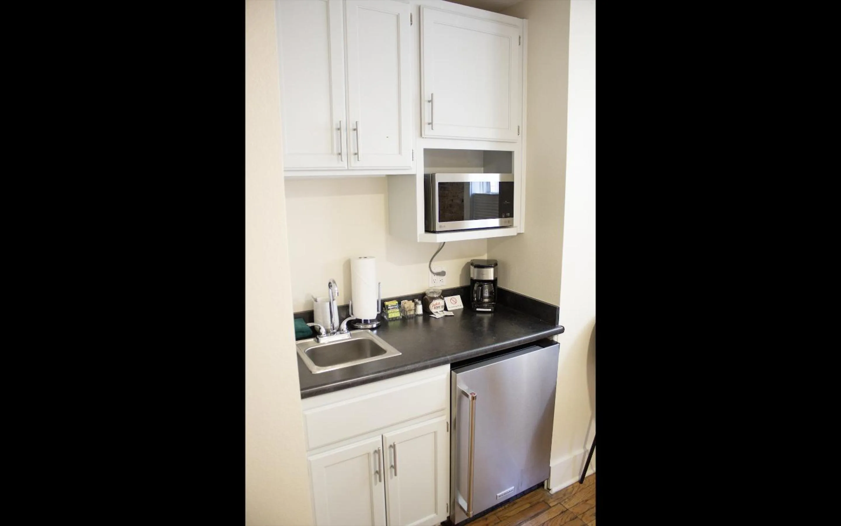 Kitchen or kitchenette in Leland House Suites of Durango