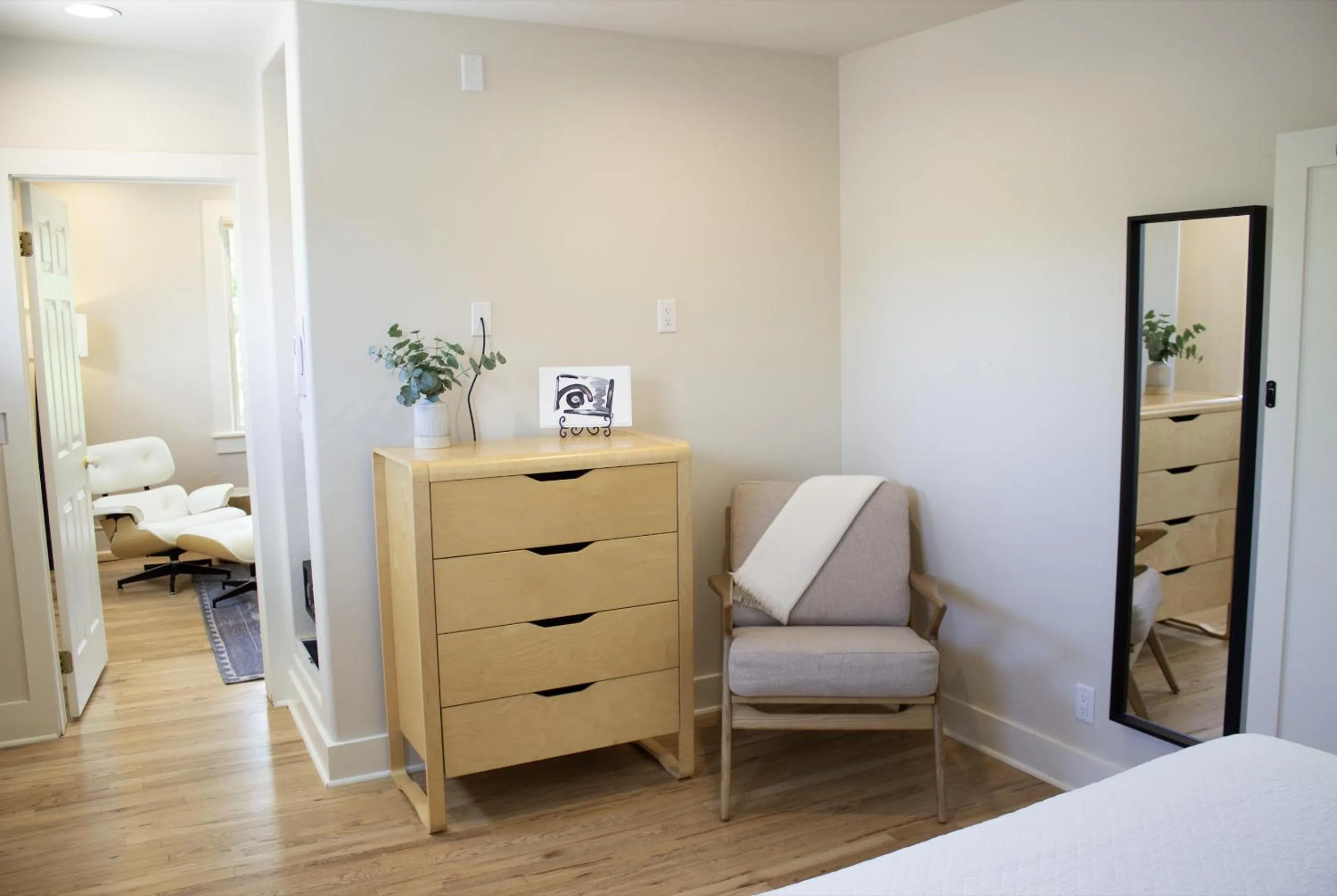 Seating area, Bed in Leland House Suites of Durango
