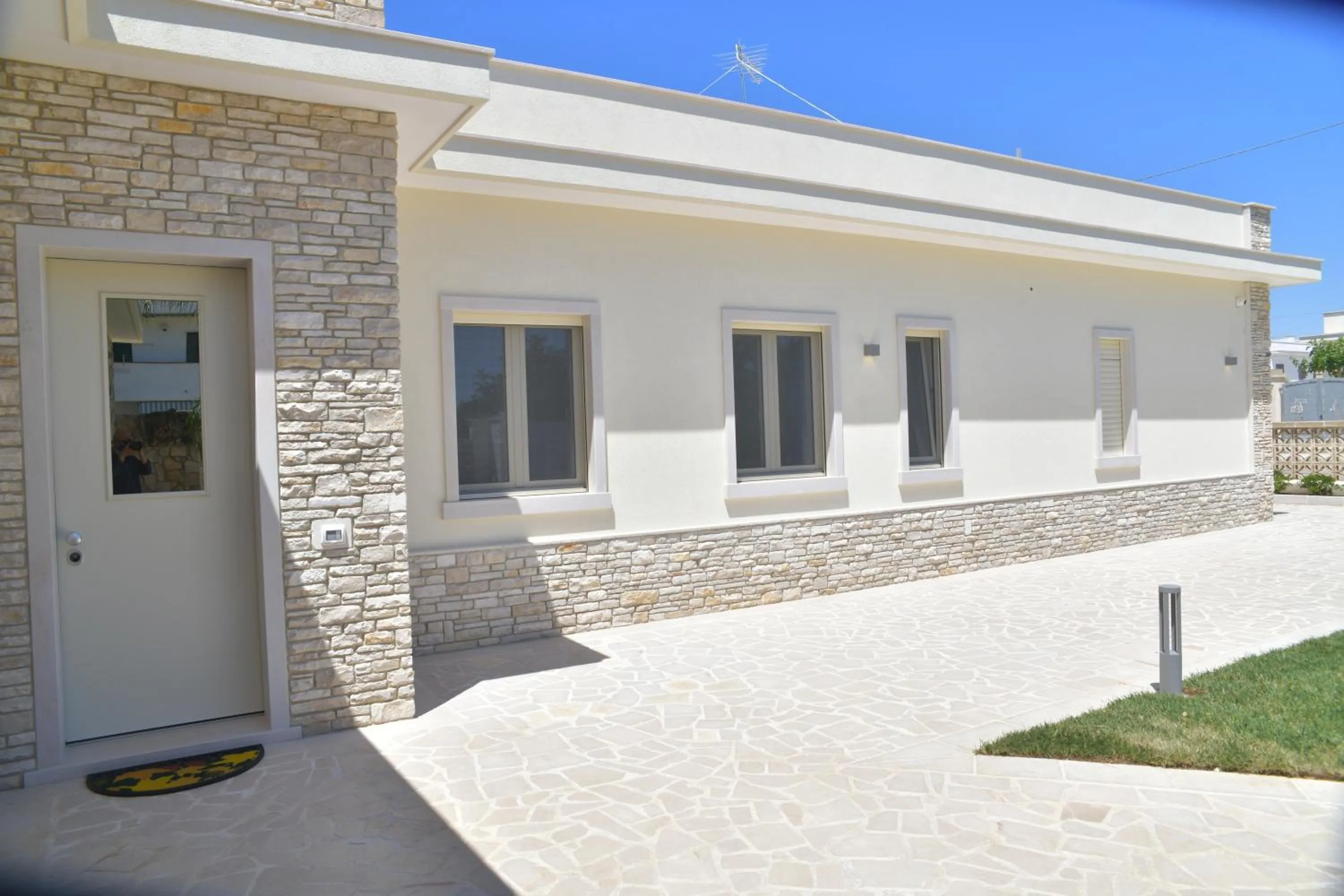 Facade/entrance in Acquadamare B&B