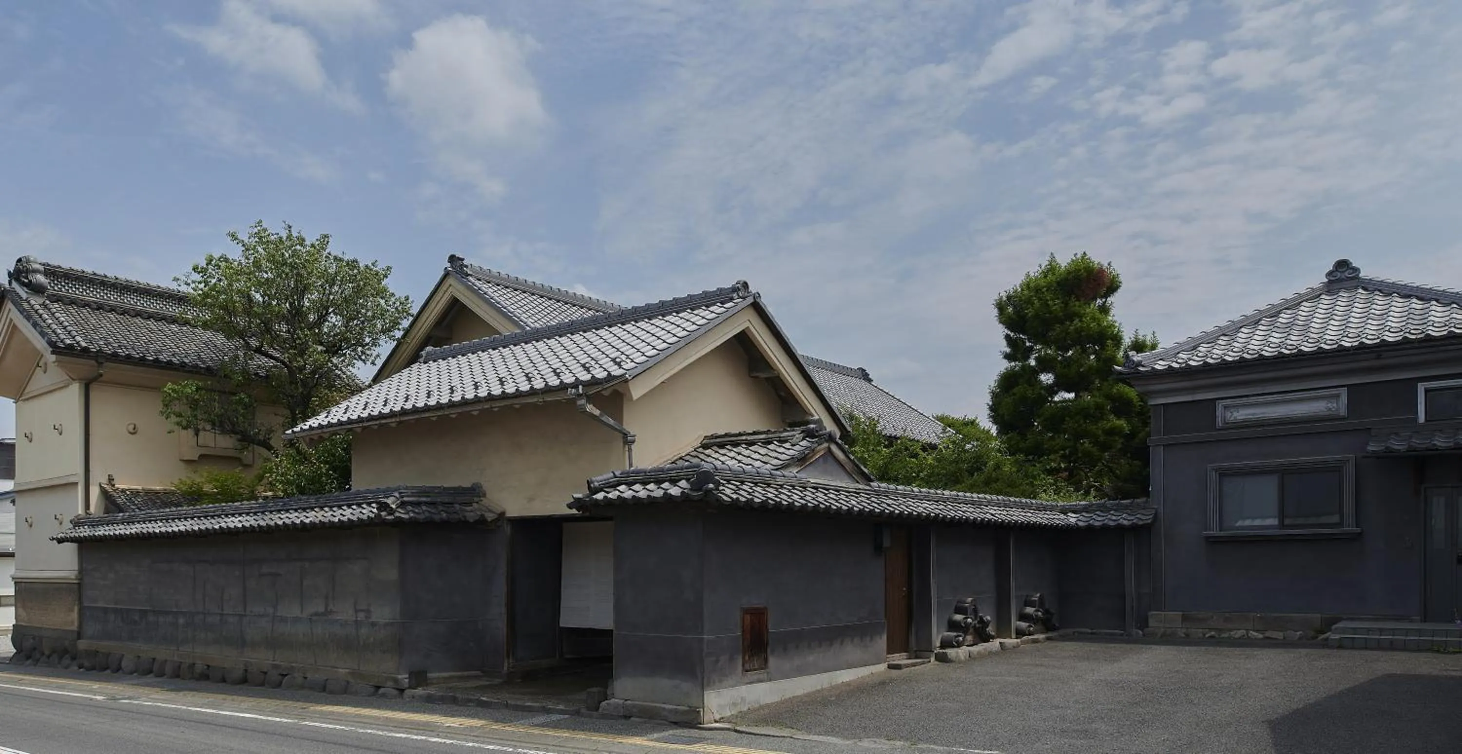 Property building in Shirafuji
