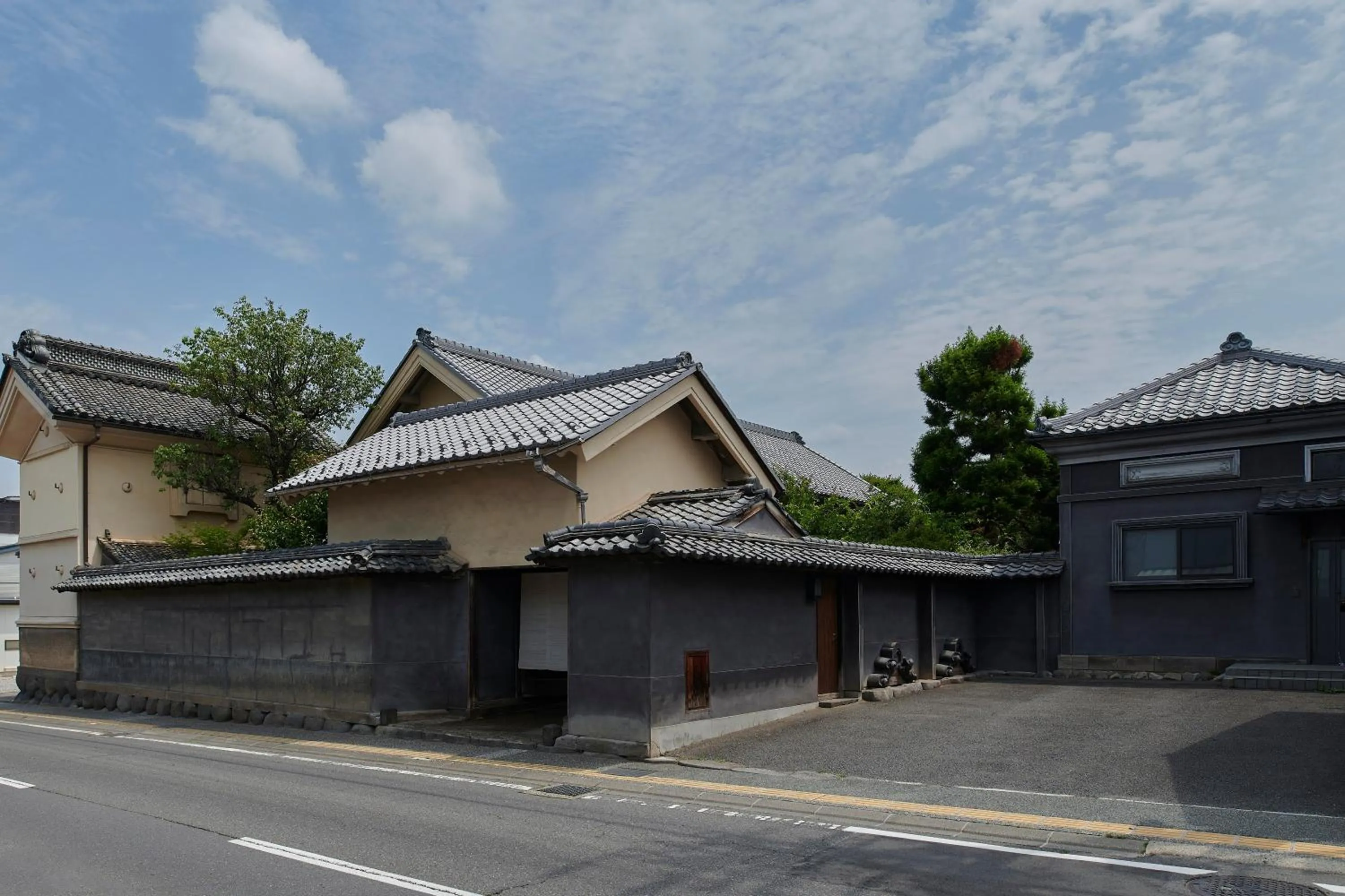 Property building in Shirafuji