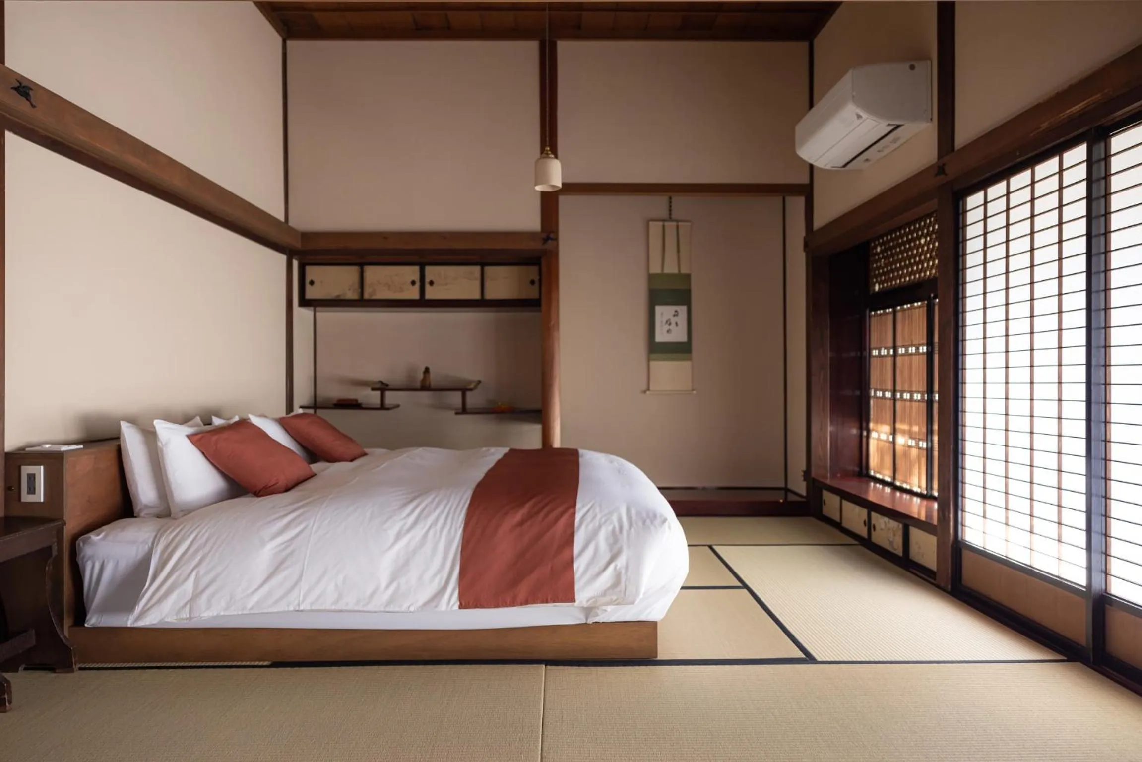 Bed in Shirafuji