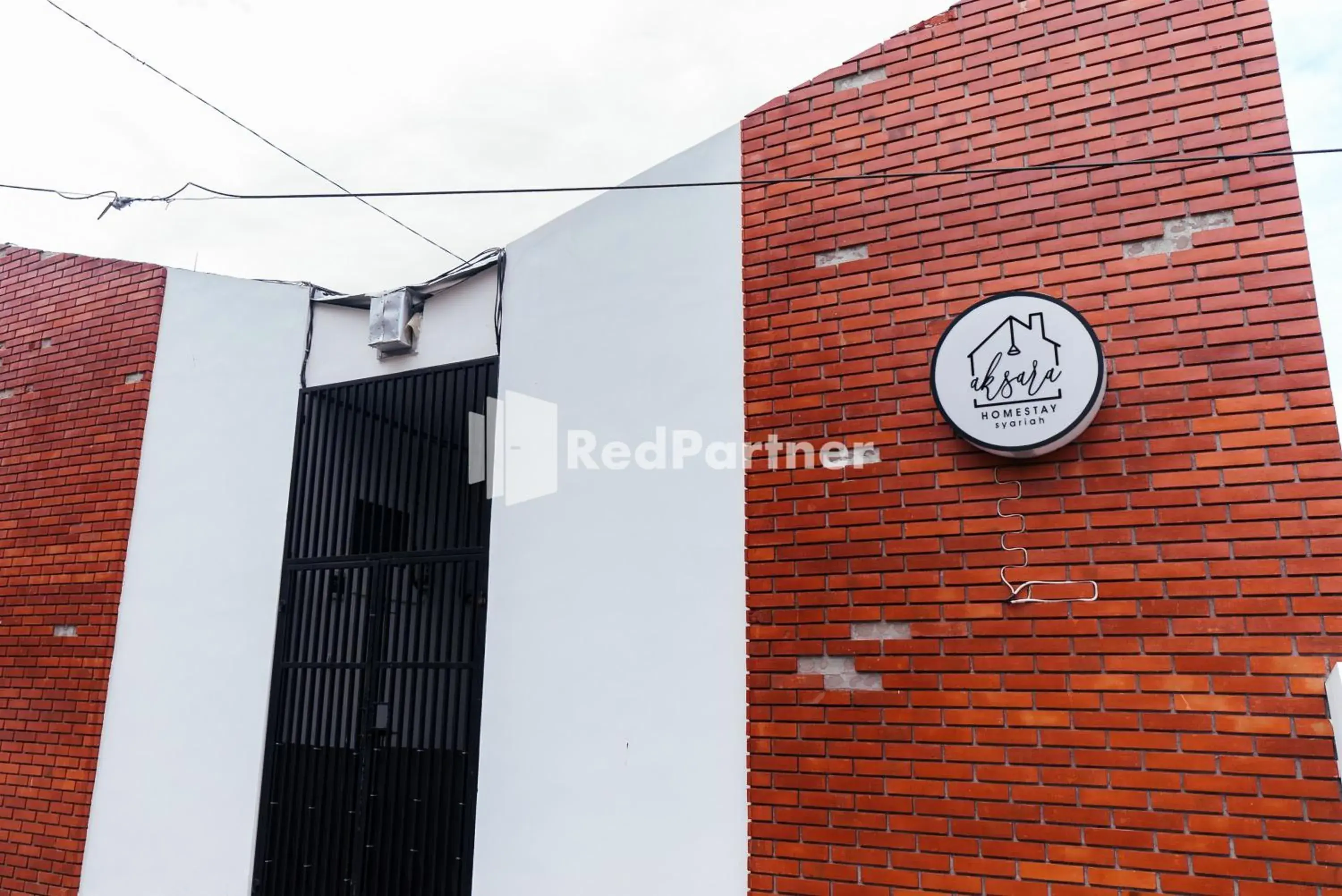 Property building in Aksara Homestay Syariah Mitra RedDoorz Property building in Aksara Homestay Syariah Mitra RedDoorz