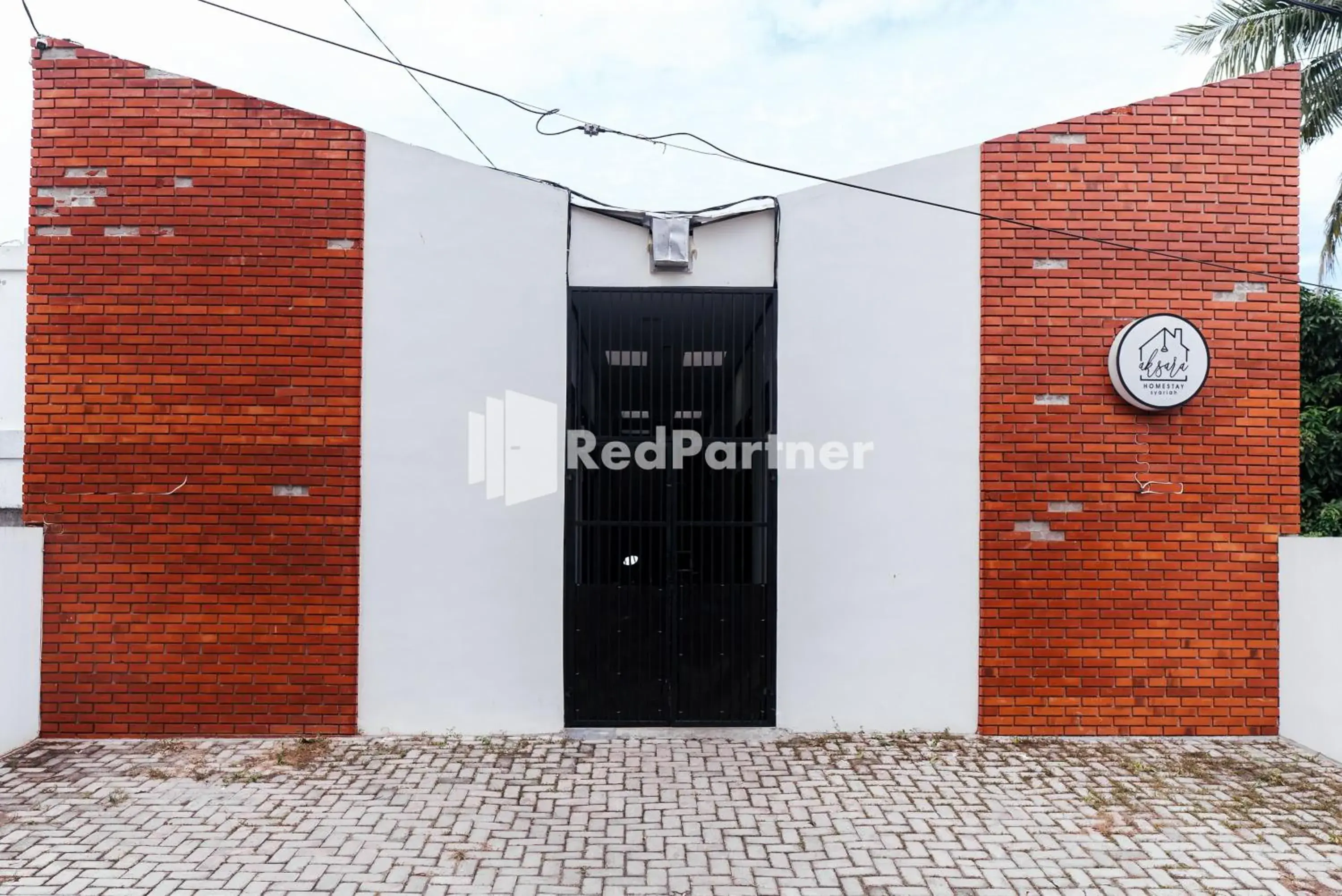 Property building in Aksara Homestay Syariah Mitra RedDoorz Property building in Aksara Homestay Syariah Mitra RedDoorz