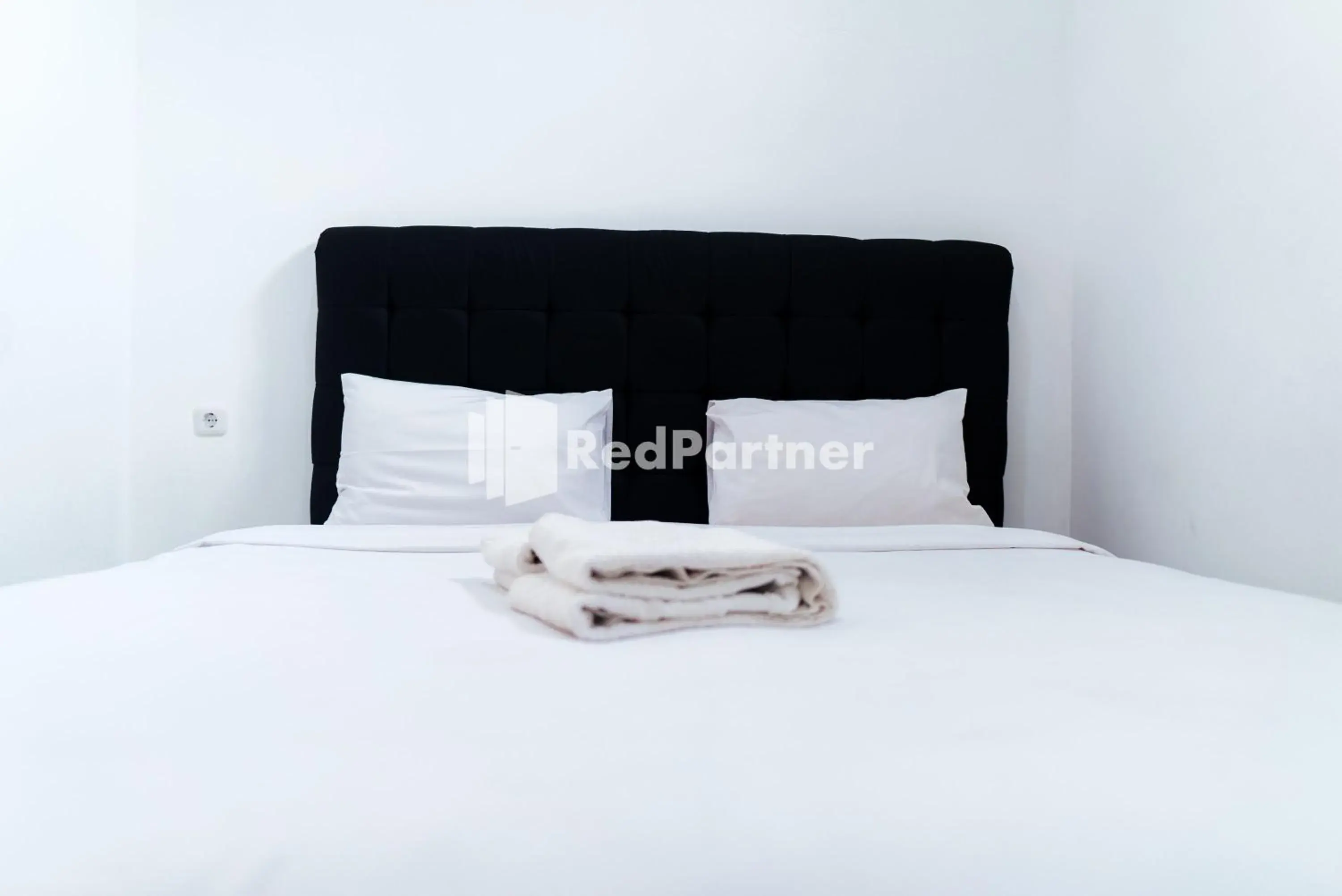 Bedroom in Aksara Homestay Syariah Mitra RedDoorz Bedroom in Aksara Homestay Syariah Mitra RedDoorz