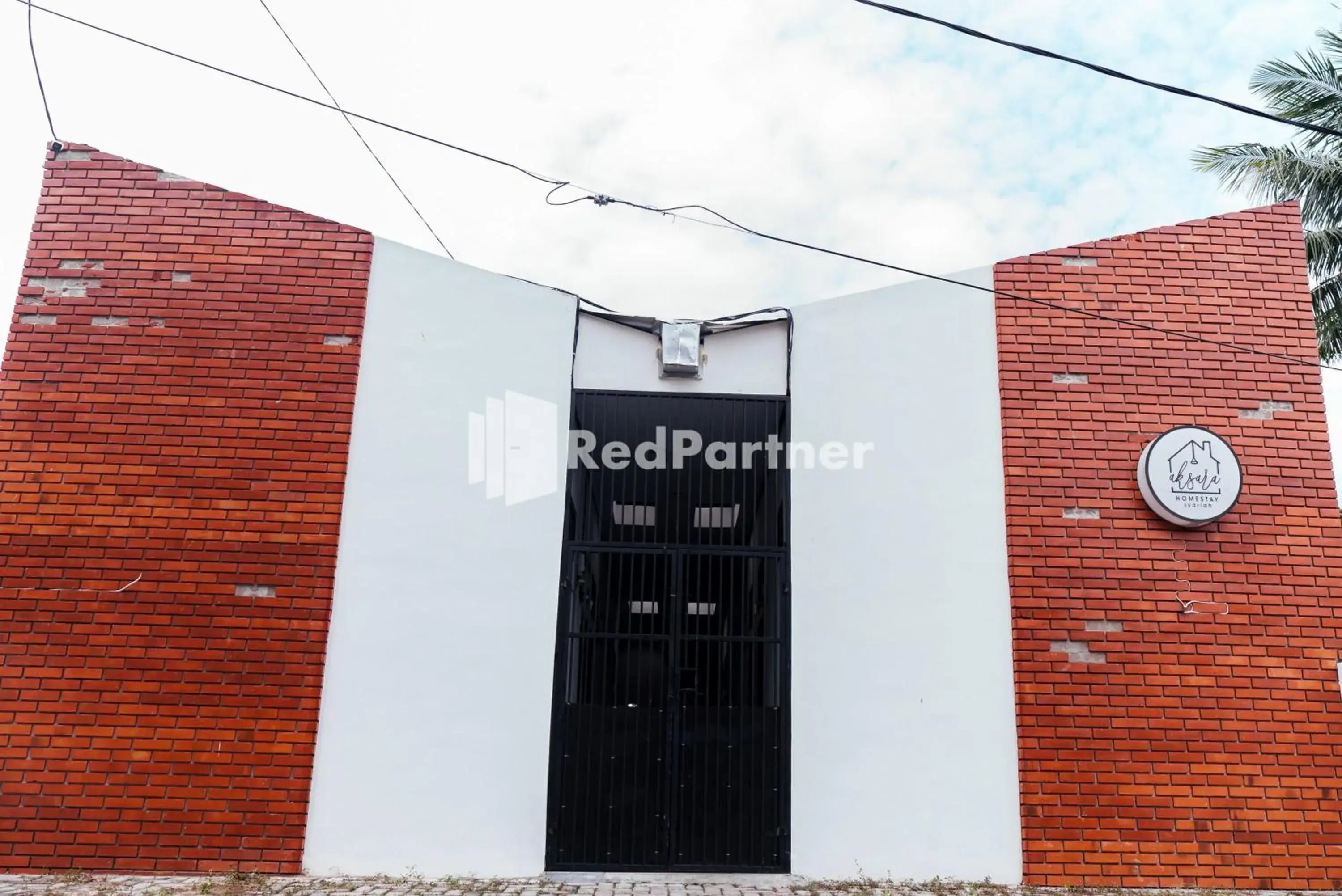 Property building in Aksara Homestay Syariah Mitra RedDoorz Property building in Aksara Homestay Syariah Mitra RedDoorz