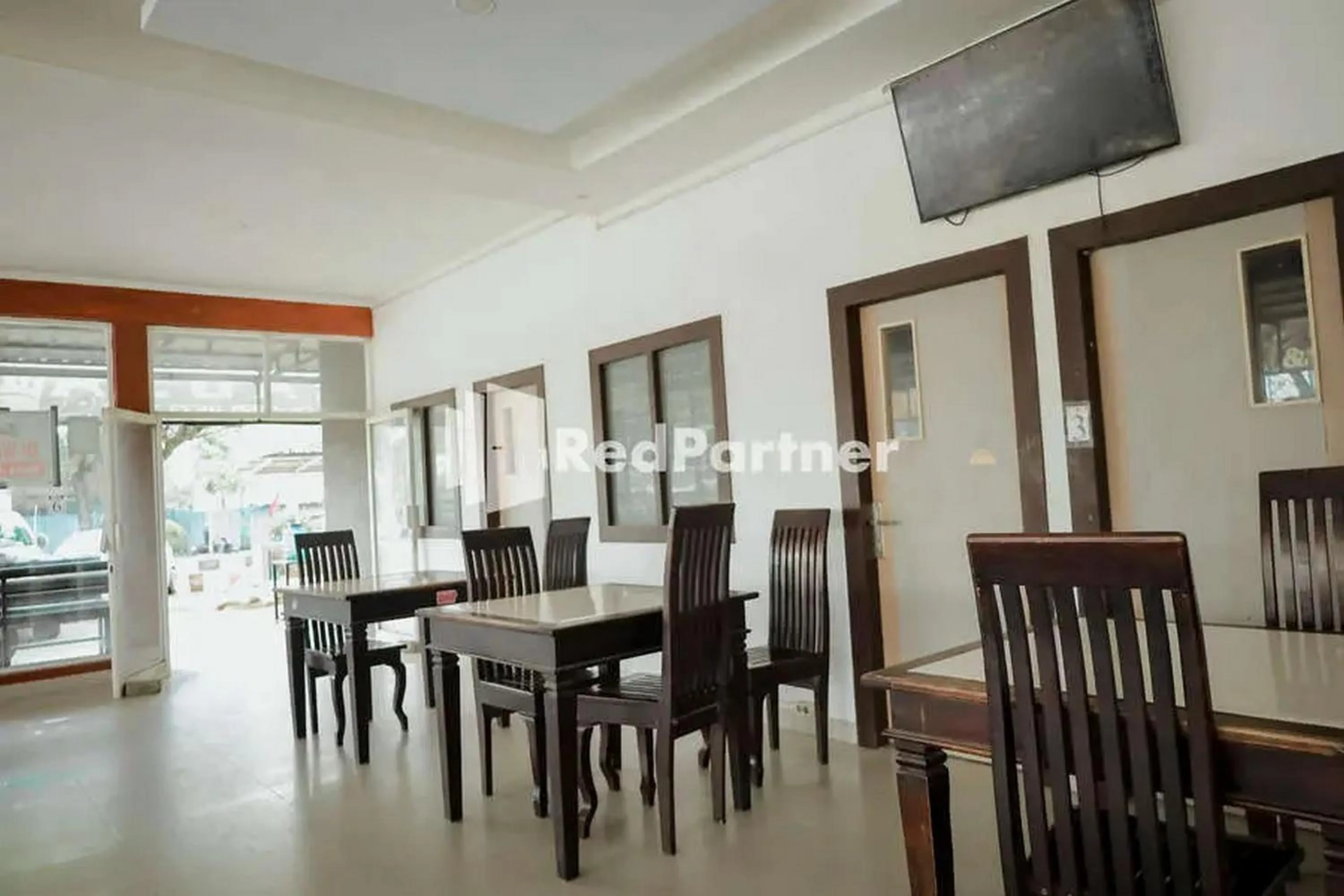 Seating area in Radja Homestay Kendari RedPartner