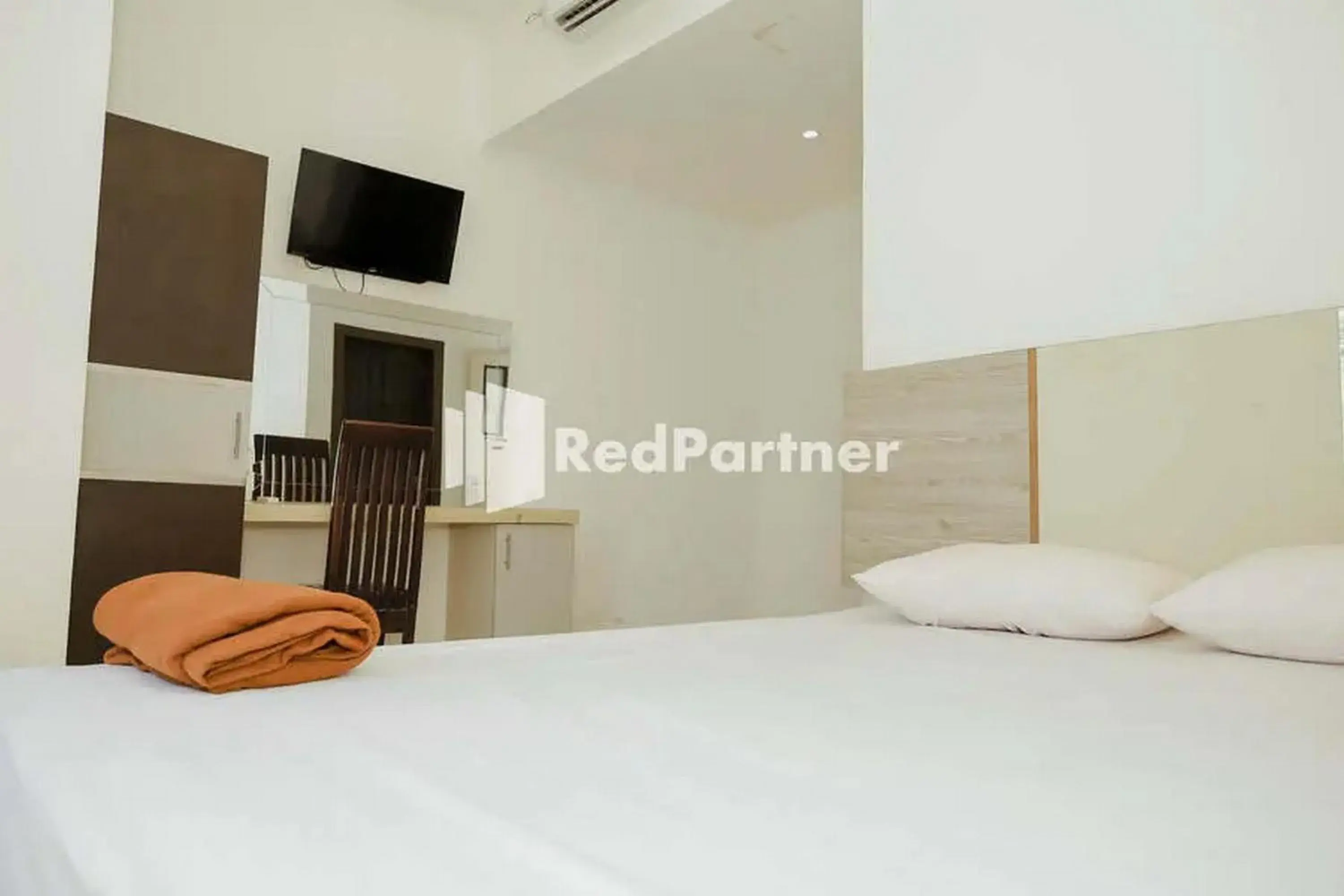 Bedroom, Bed in Radja Homestay Kendari RedPartner Bedroom, Bed in Radja Homestay Kendari RedPartner