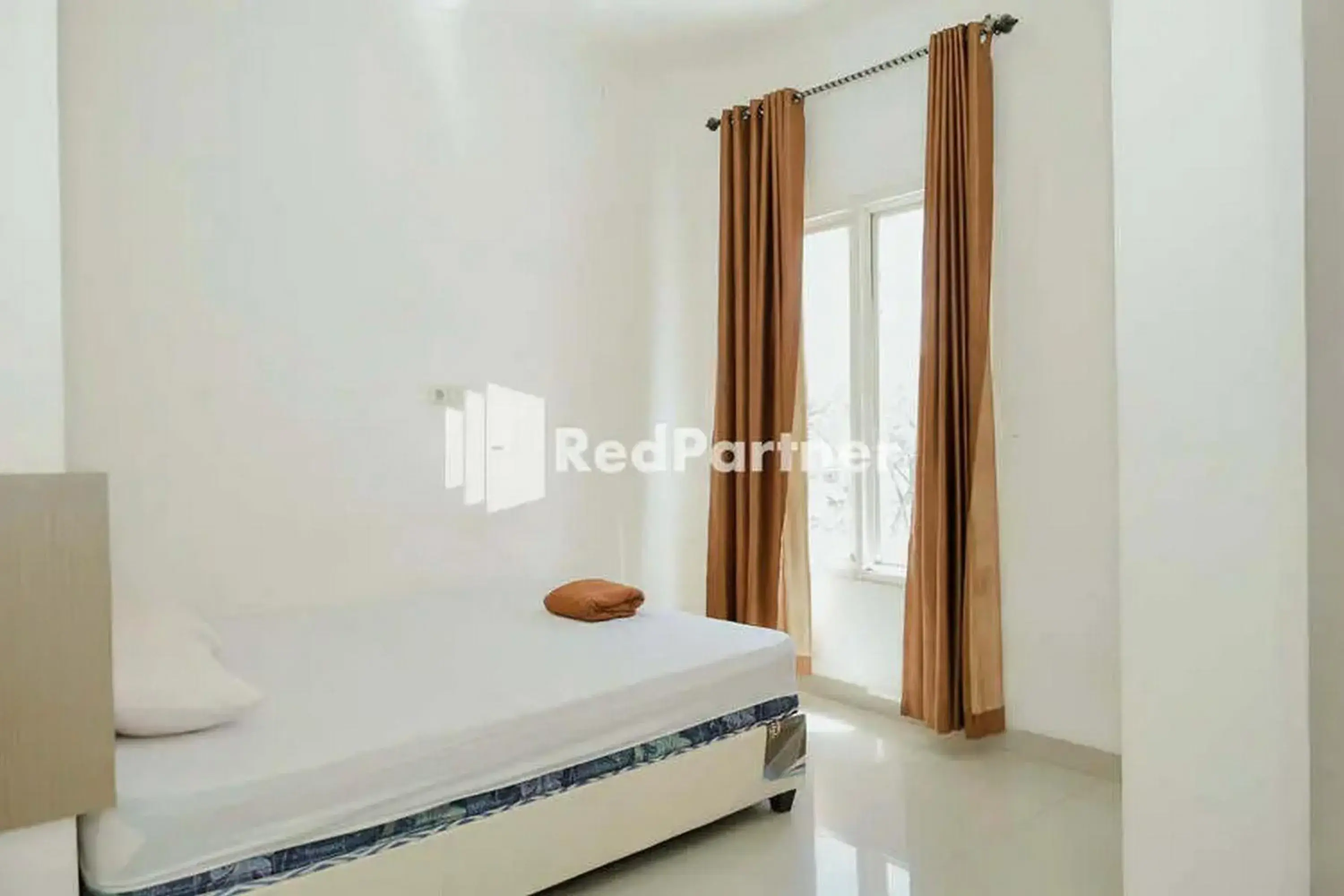Bedroom, Bed in Radja Homestay Kendari RedPartner Bedroom, Bed in Radja Homestay Kendari RedPartner