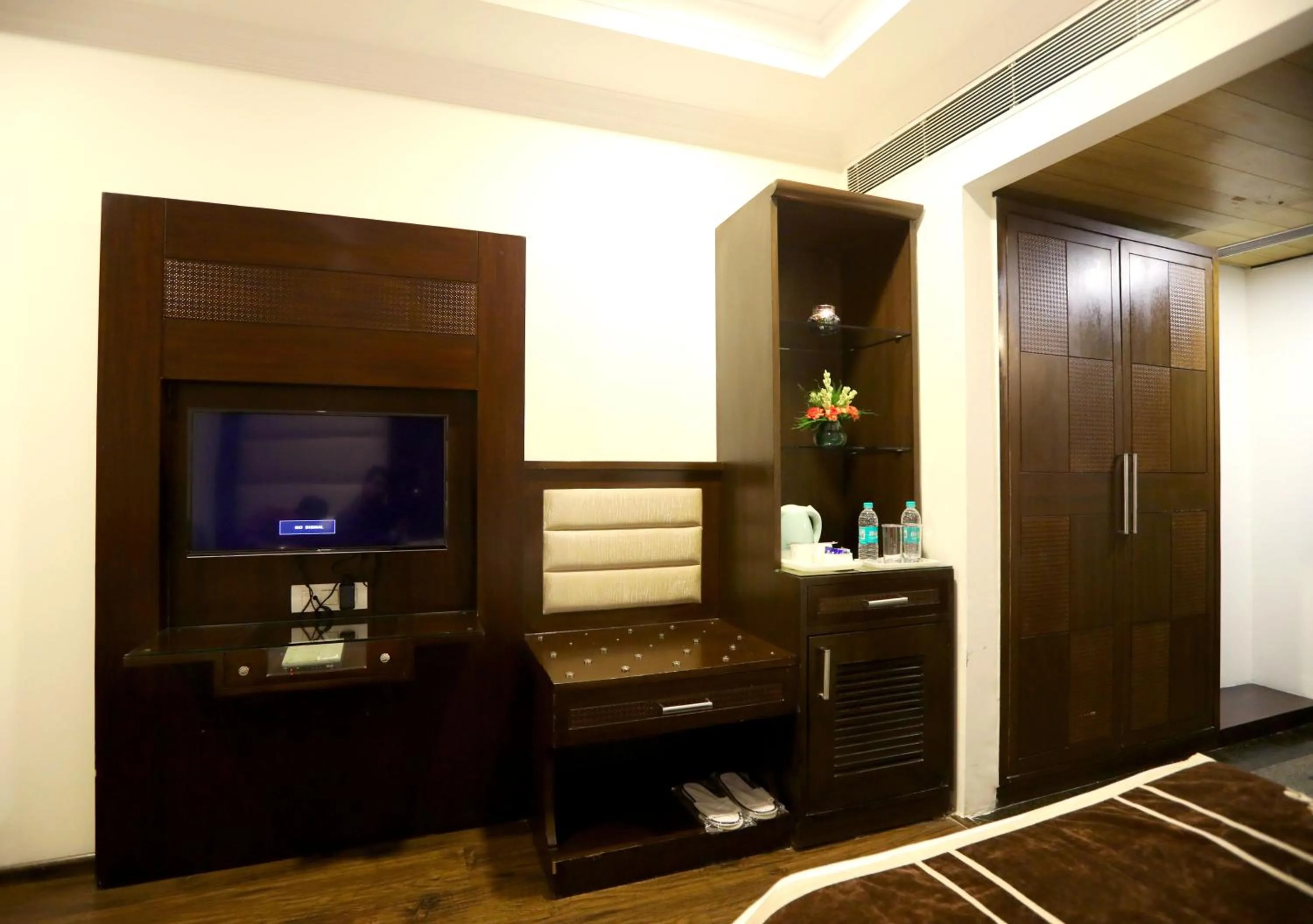 TV and multimedia, Bed in HOTEL PITRASHISH PRIDE IGI Intl AIRPORT DELHI